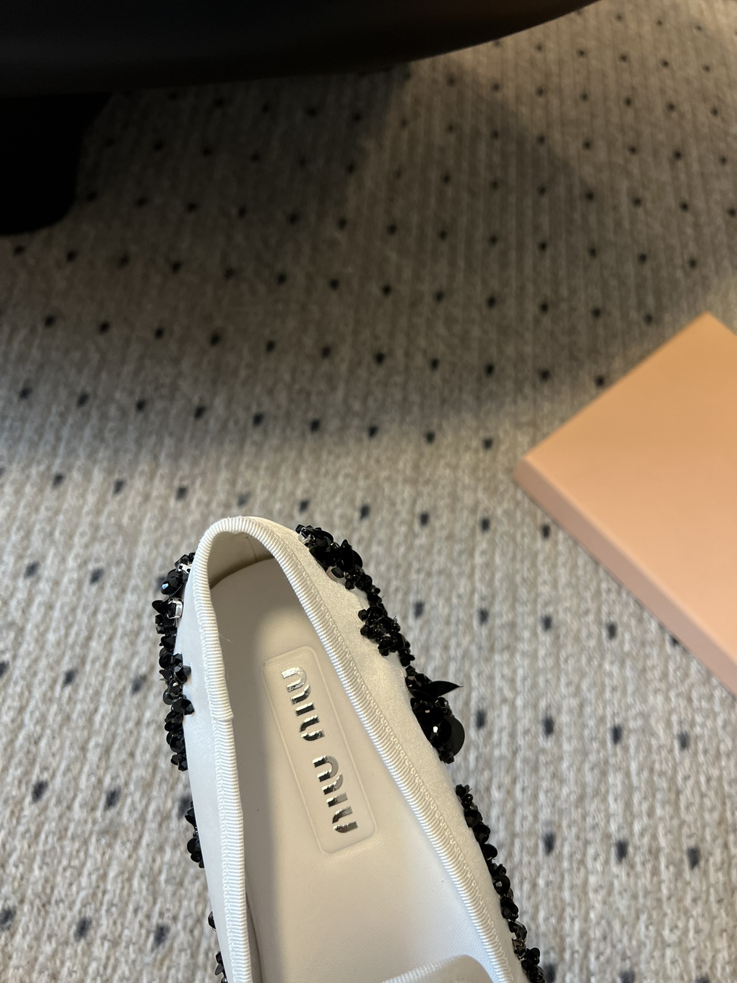 Miu Mi* 早春新款钉珠片乐福鞋/半拖
很重工的设计 上面全是珠片和串珠 工艺复杂 很有档次的一款。