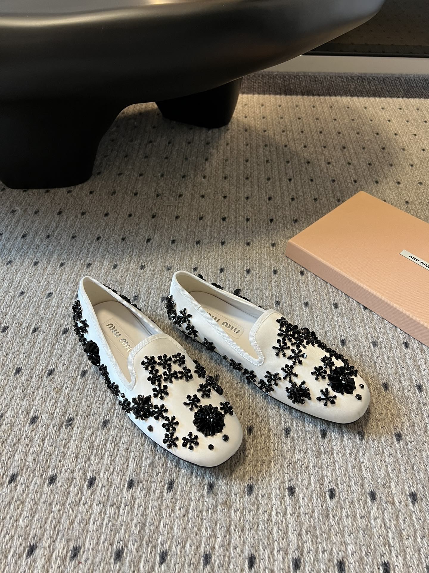Miu Mi* 早春新款钉珠片乐福鞋/半拖
很重工的设计 上面全是珠片和串珠 工艺复杂 很有档次的一款。