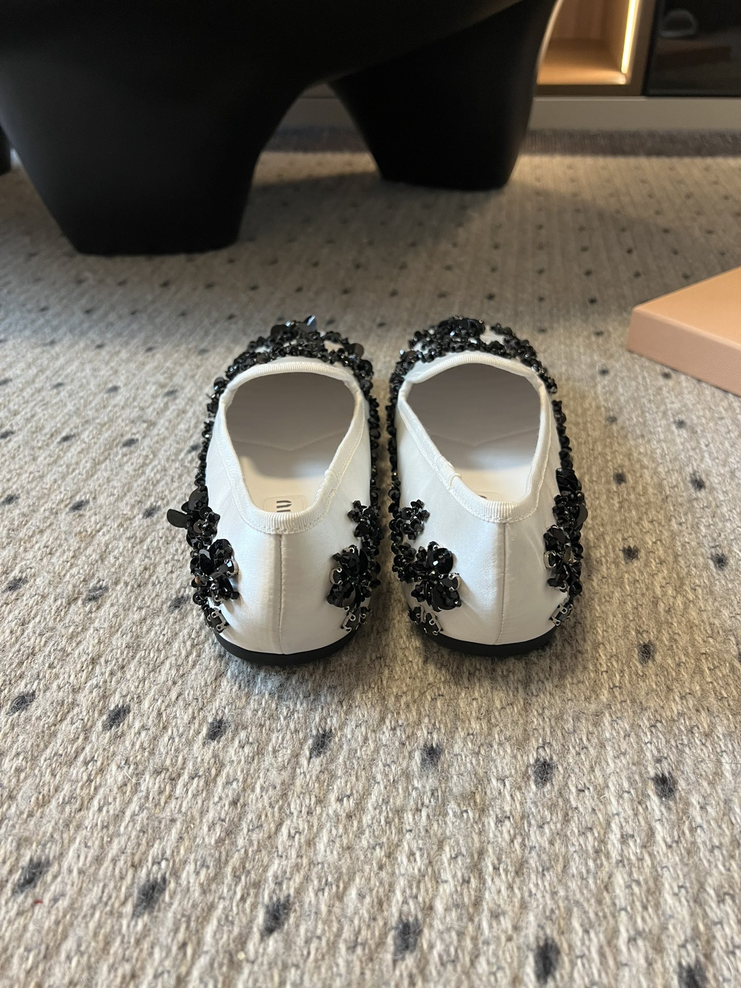 Miu Mi* 早春新款钉珠片乐福鞋/半拖
很重工的设计 上面全是珠片和串珠 工艺复杂 很有档次的一款。