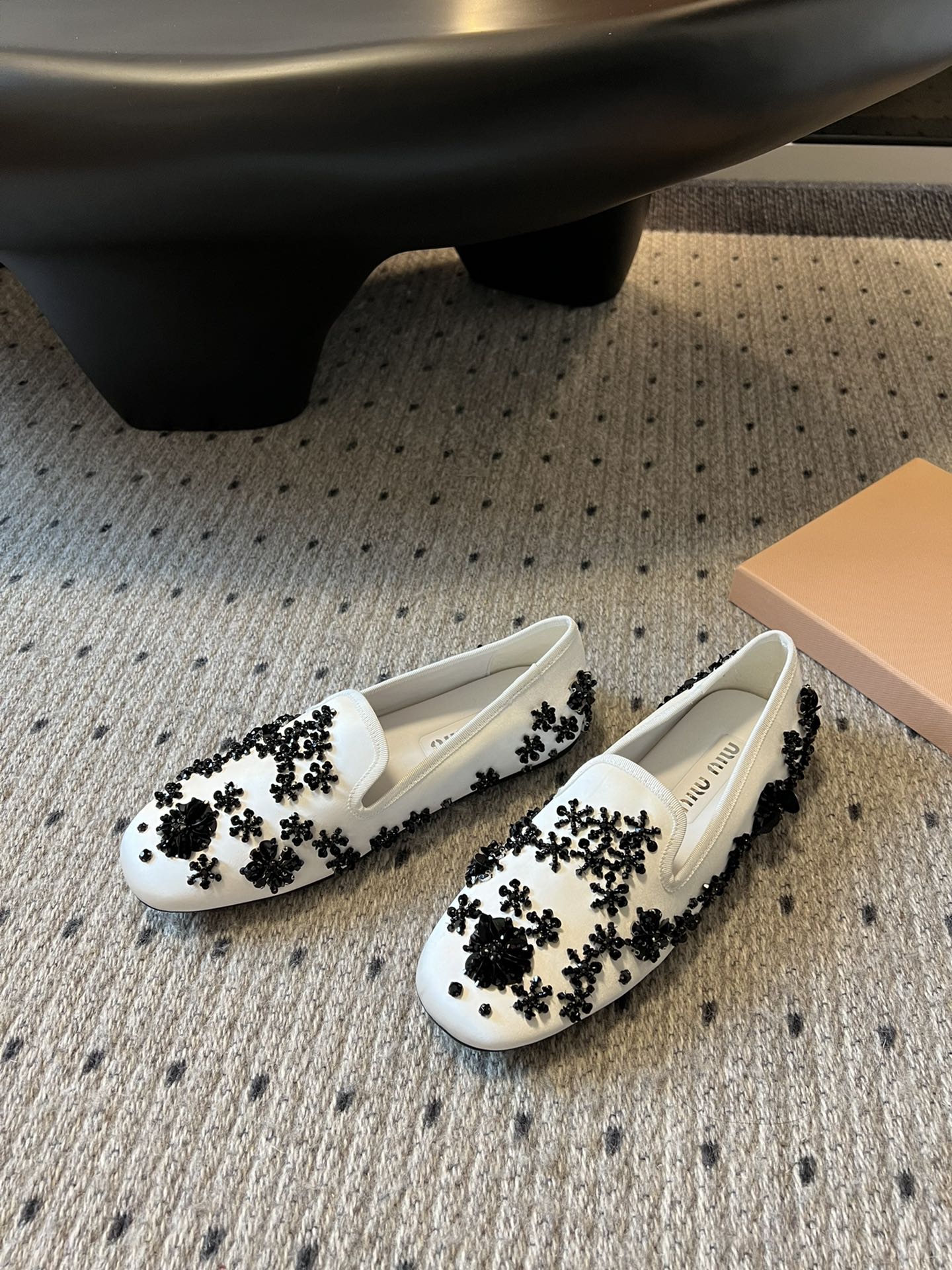 Miu Mi* 早春新款钉珠片乐福鞋/半拖
很重工的设计 上面全是珠片和串珠 工艺复杂 很有档次的一款。
