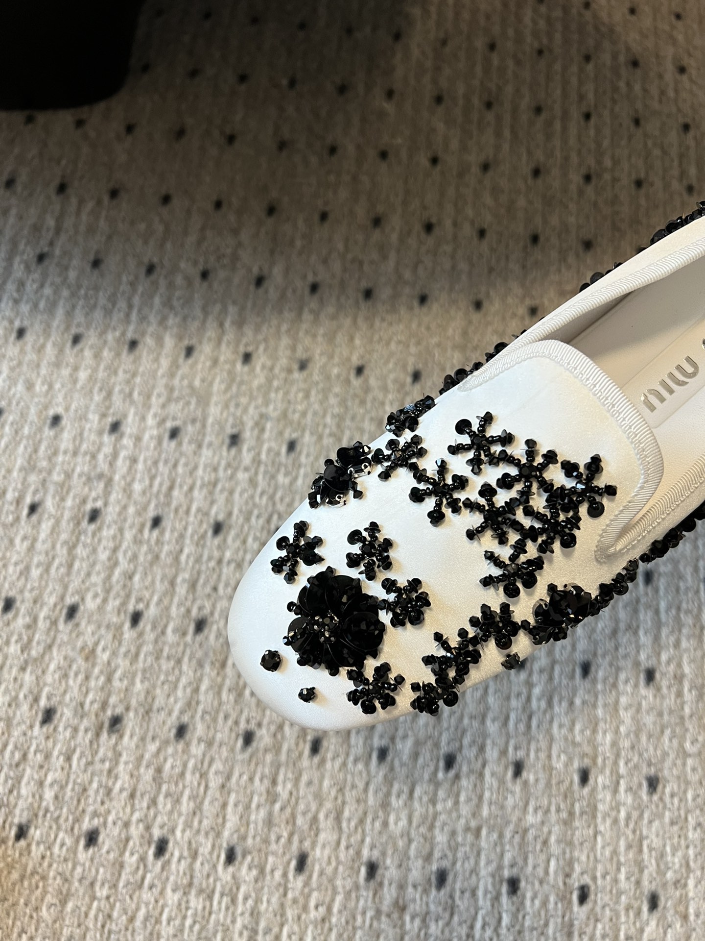 Miu Mi* 早春新款钉珠片乐福鞋/半拖
很重工的设计 上面全是珠片和串珠 工艺复杂 很有档次的一款。
