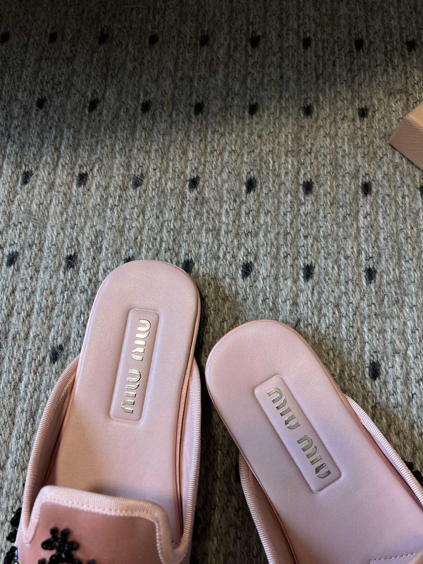 Miu Mi* 早春新款钉珠片乐福鞋/半拖
很重工的设计 上面全是珠片和串珠 工艺复杂 很有档次的一款。