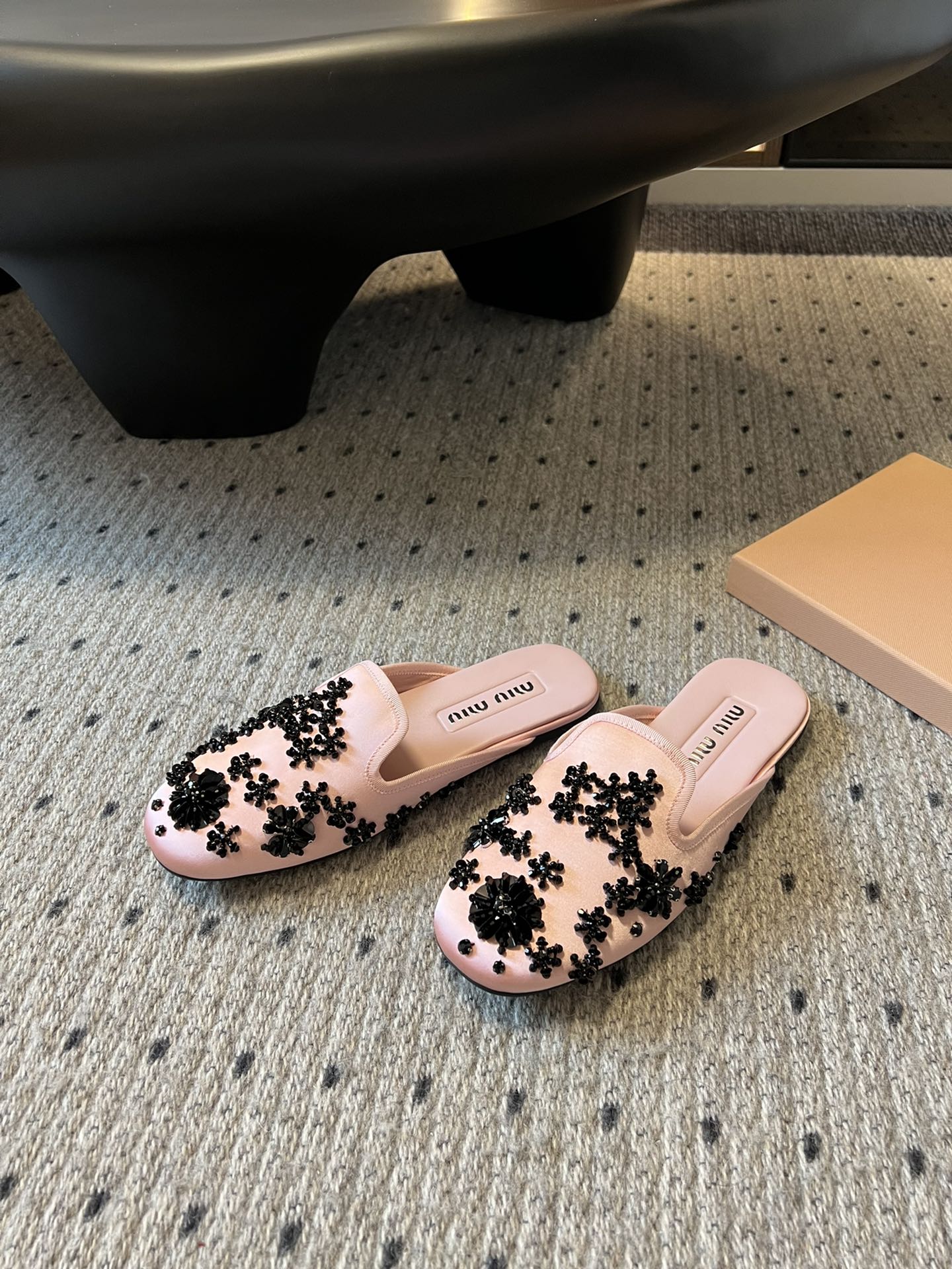 Miu Mi* 早春新款钉珠片乐福鞋/半拖
很重工的设计 上面全是珠片和串珠 工艺复杂 很有档次的一款。