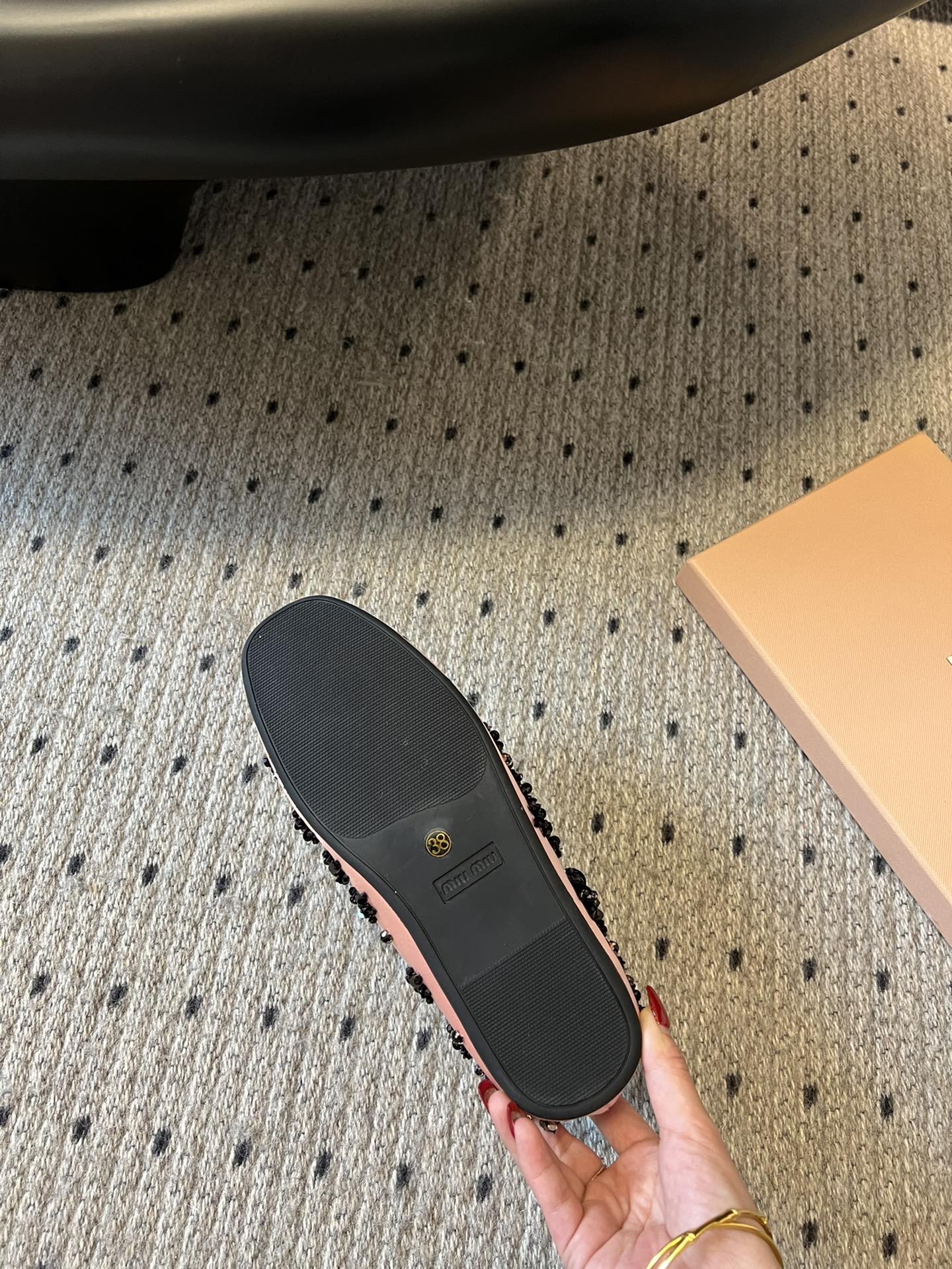 Miu Mi* 早春新款钉珠片乐福鞋/半拖
很重工的设计 上面全是珠片和串珠 工艺复杂 很有档次的一款。