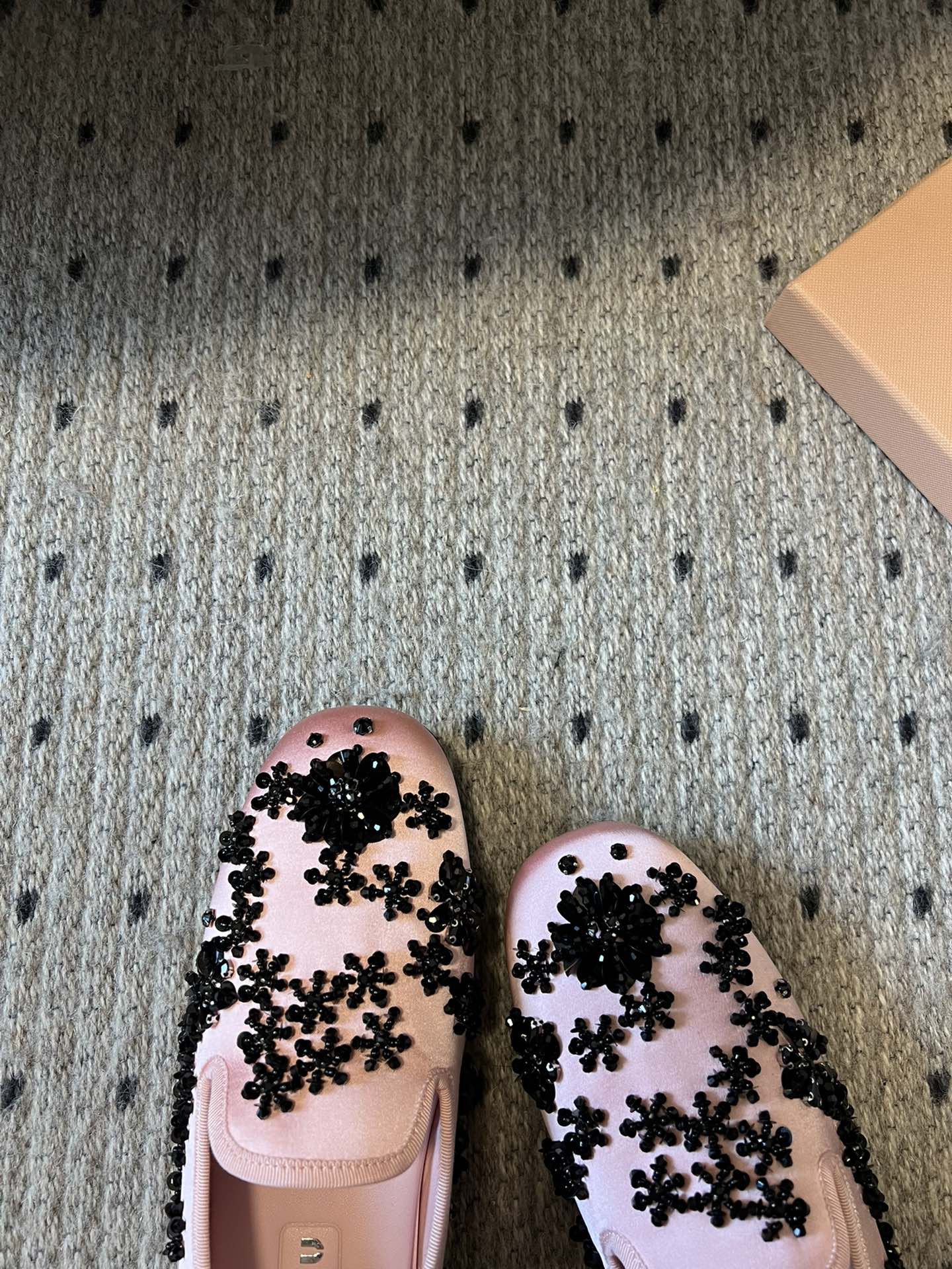 Miu Mi* 早春新款钉珠片乐福鞋/半拖
很重工的设计 上面全是珠片和串珠 工艺复杂 很有档次的一款。