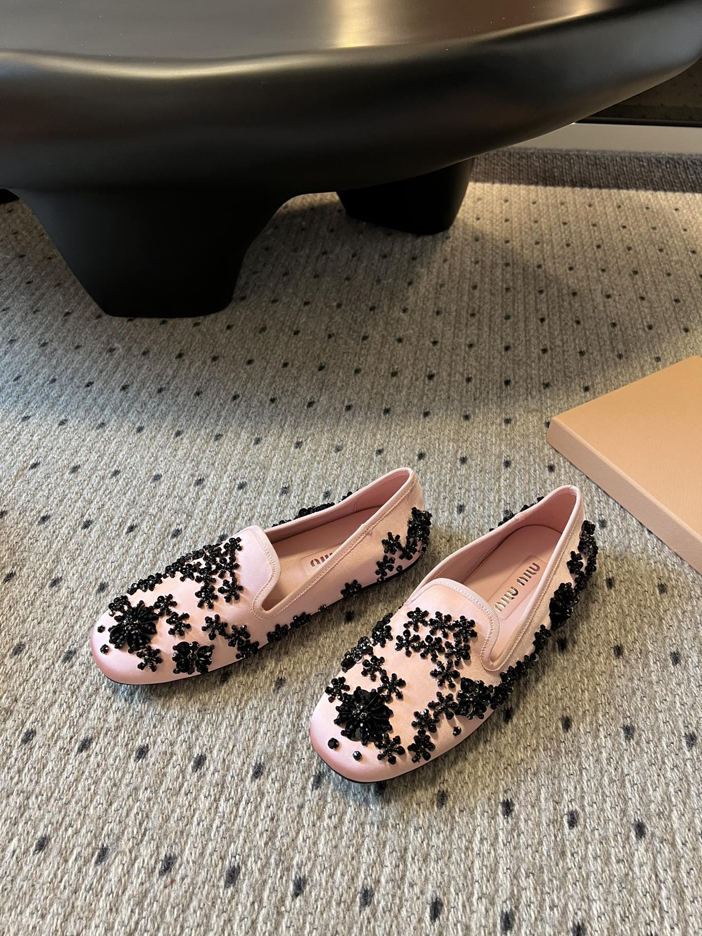 Miu Mi* 早春新款钉珠片乐福鞋/半拖
很重工的设计 上面全是珠片和串珠 工艺复杂 很有档次的一款。