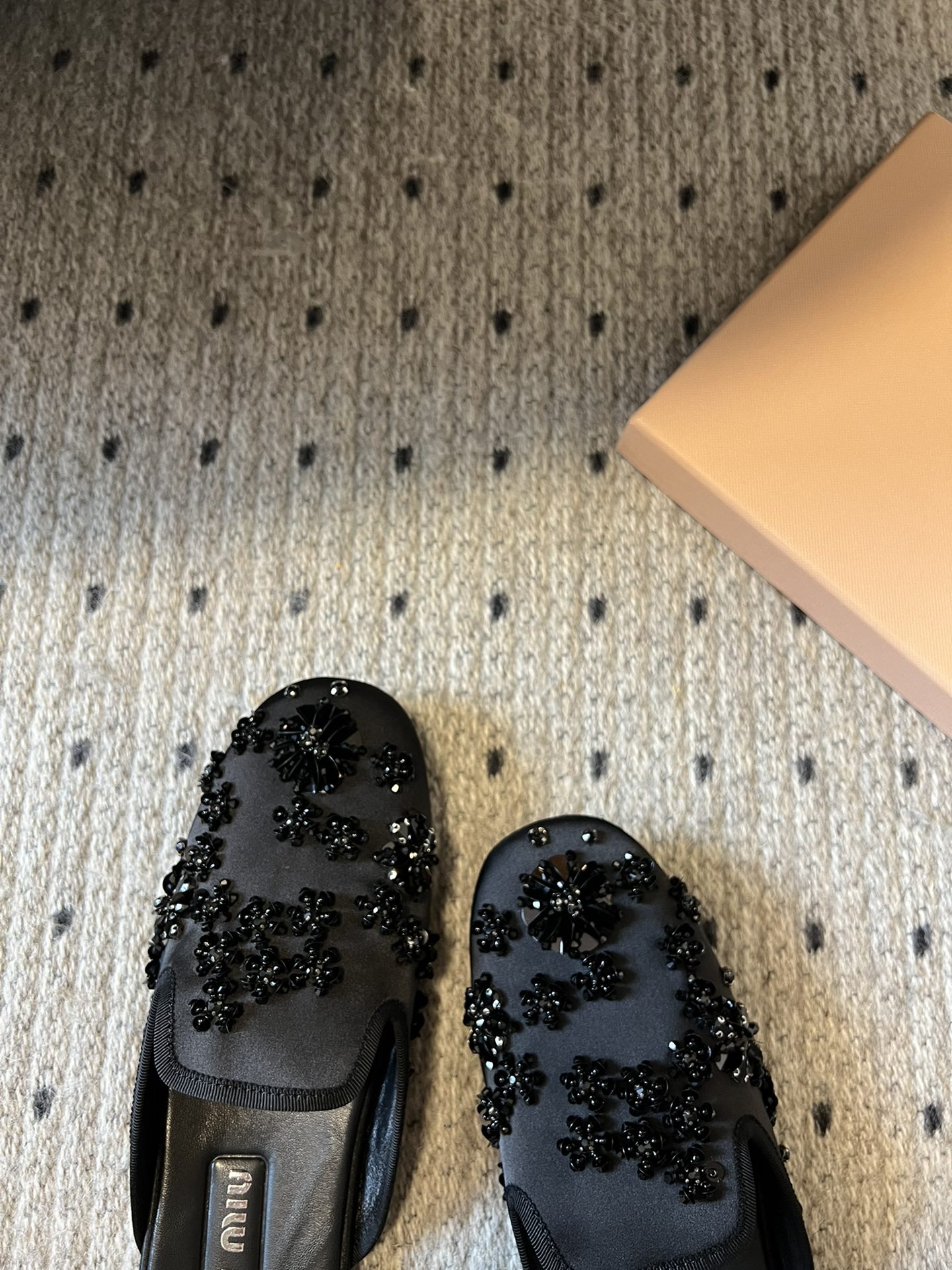 Miu Mi* 早春新款钉珠片乐福鞋/半拖
很重工的设计 上面全是珠片和串珠 工艺复杂 很有档次的一款。