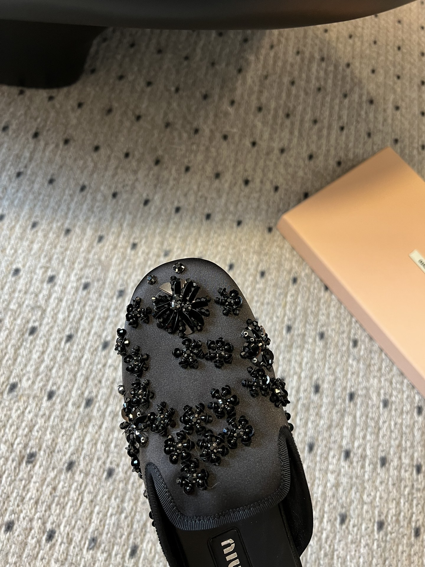 Miu Mi* 早春新款钉珠片乐福鞋/半拖
很重工的设计 上面全是珠片和串珠 工艺复杂 很有档次的一款。