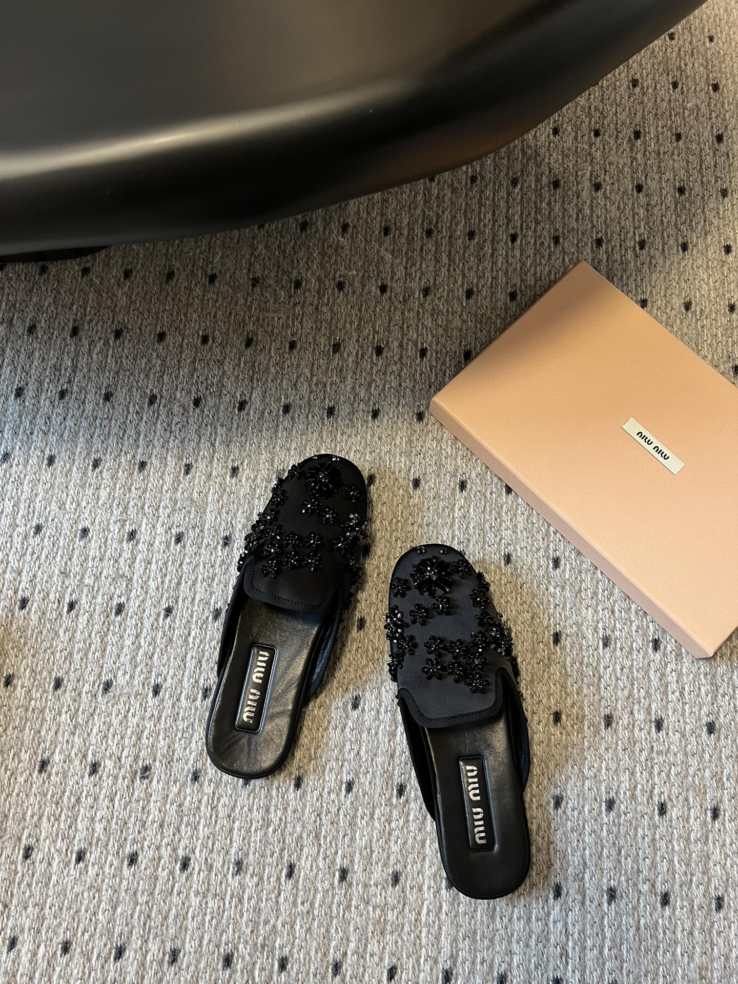 Miu Mi* 早春新款钉珠片乐福鞋/半拖
很重工的设计 上面全是珠片和串珠 工艺复杂 很有档次的一款。