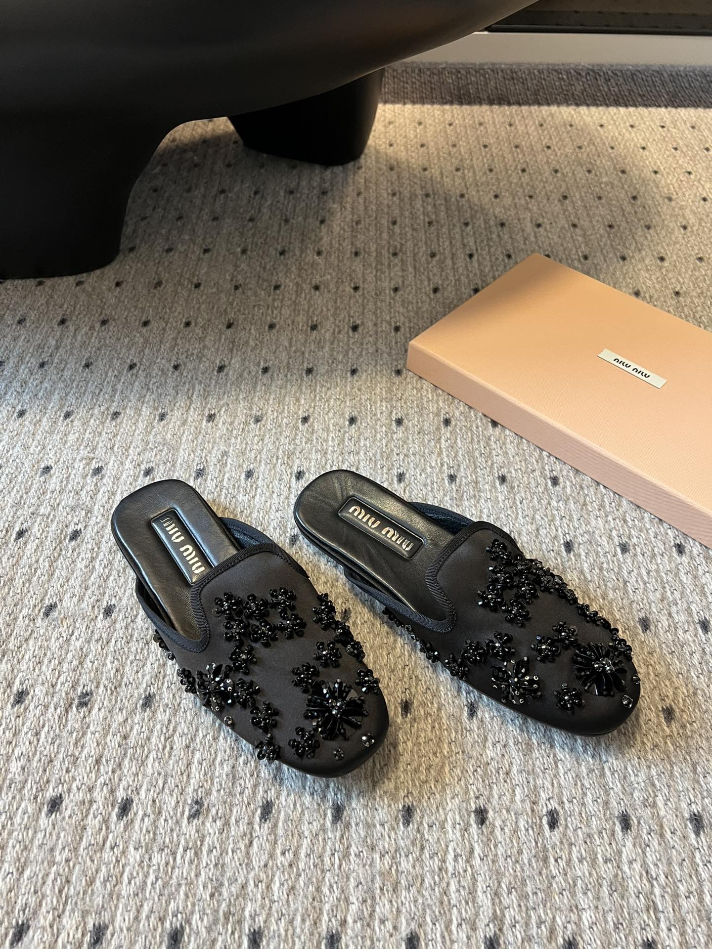 Miu Mi* 早春新款钉珠片乐福鞋/半拖
很重工的设计 上面全是珠片和串珠 工艺复杂 很有档次的一款。