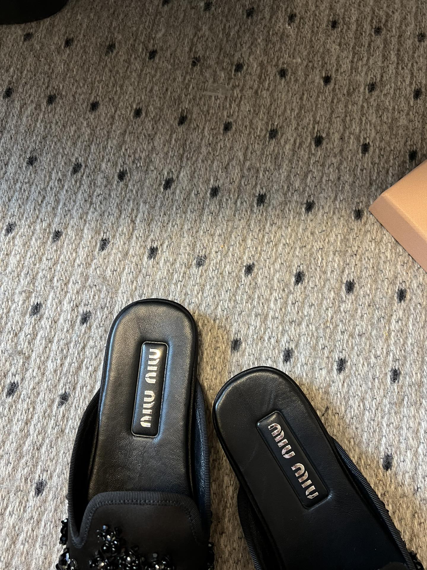 Miu Mi* 早春新款钉珠片乐福鞋/半拖
很重工的设计 上面全是珠片和串珠 工艺复杂 很有档次的一款。