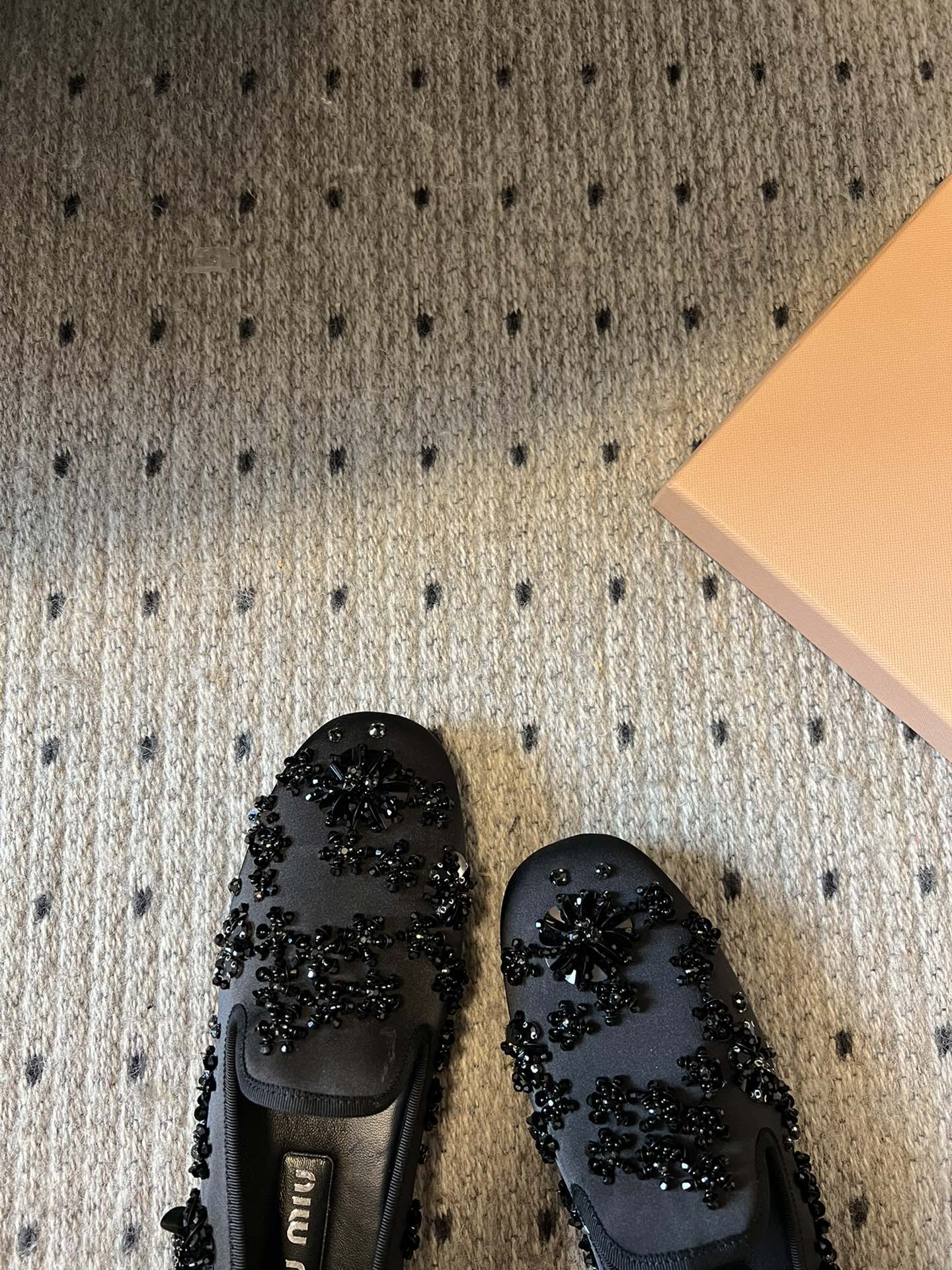 Miu Mi* 早春新款钉珠片乐福鞋/半拖
很重工的设计 上面全是珠片和串珠 工艺复杂 很有档次的一款。