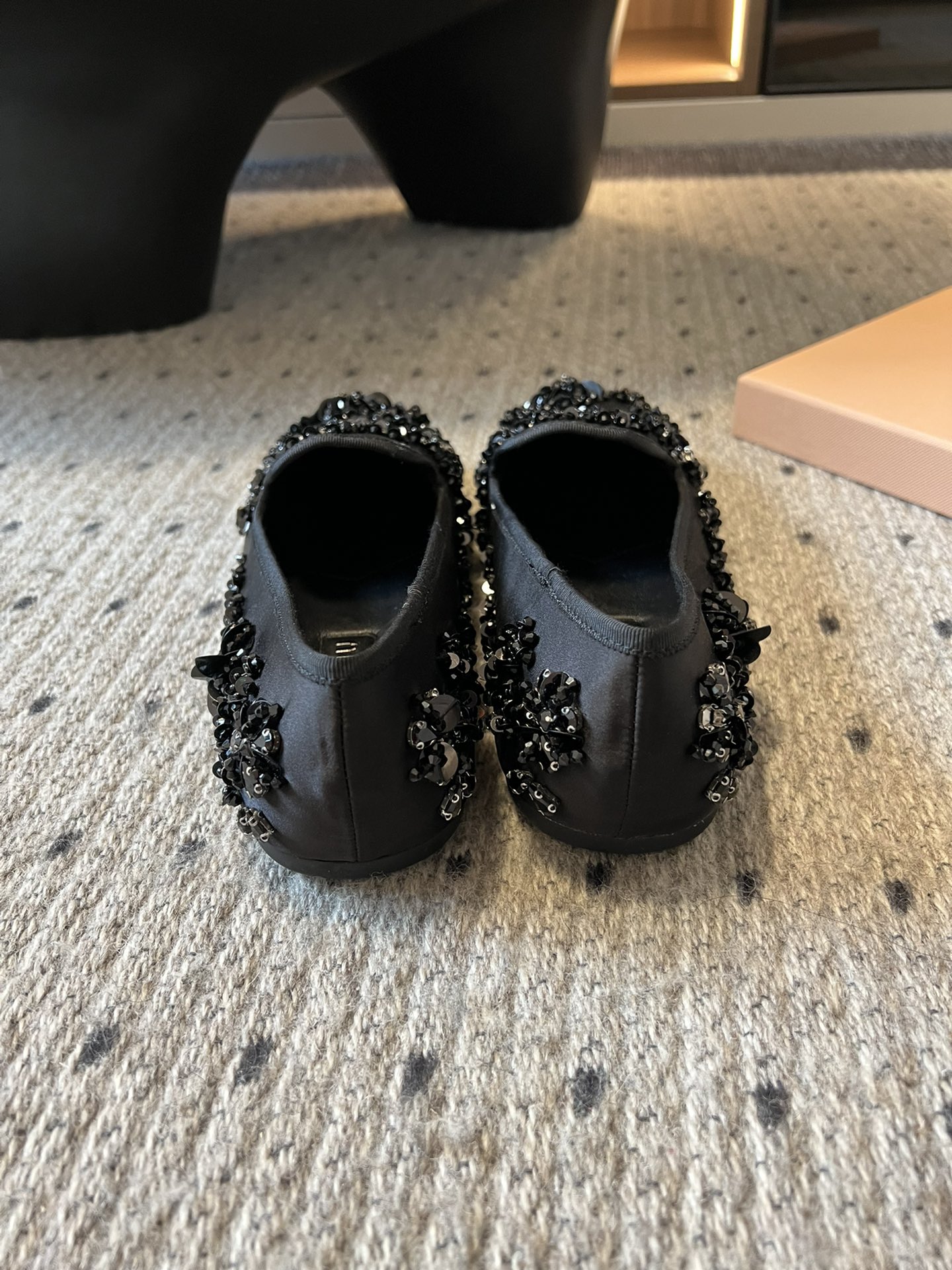 Miu Mi* 早春新款钉珠片乐福鞋/半拖
很重工的设计 上面全是珠片和串珠 工艺复杂 很有档次的一款。