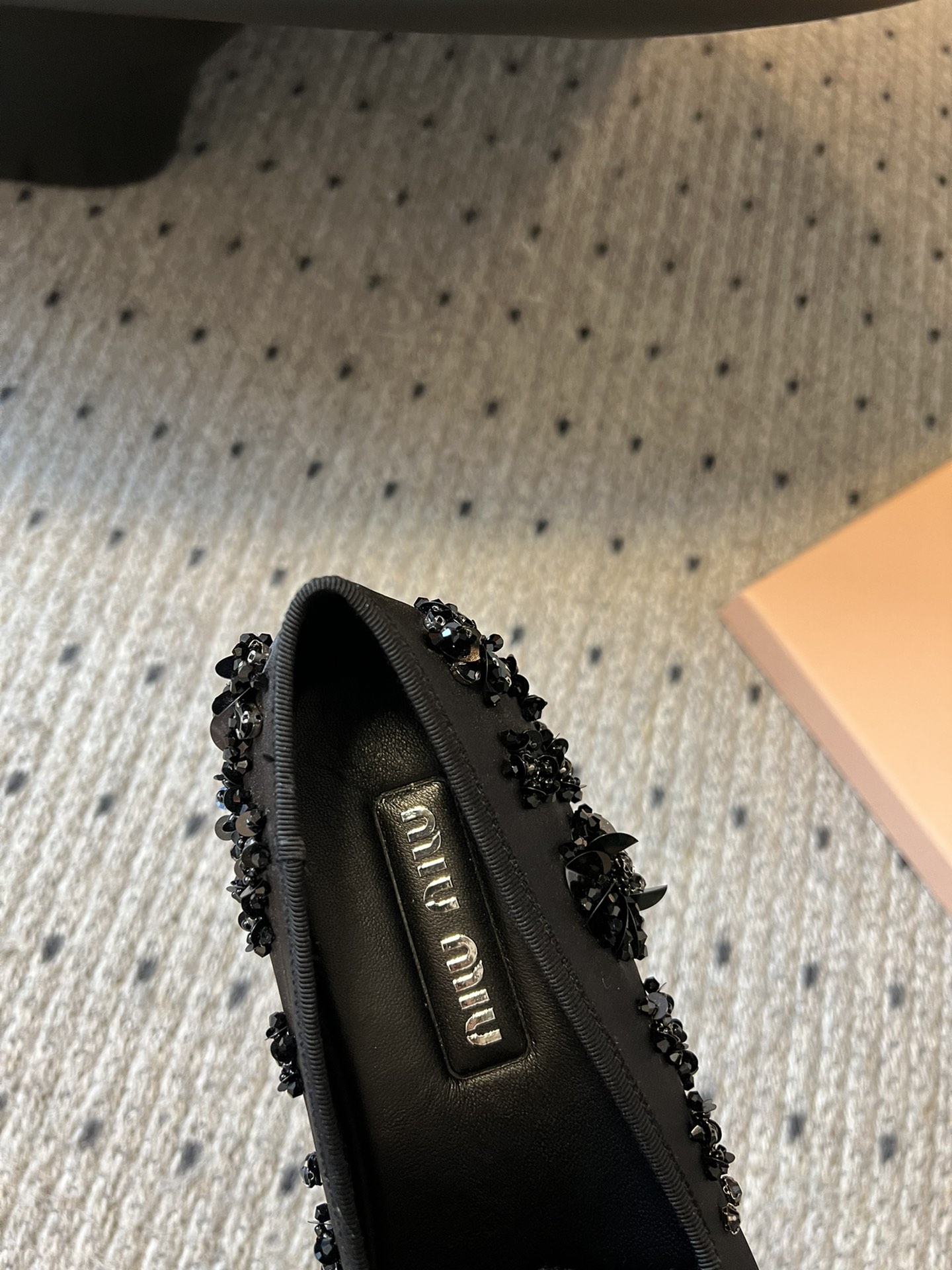 Miu Mi* 早春新款钉珠片乐福鞋/半拖
很重工的设计 上面全是珠片和串珠 工艺复杂 很有档次的一款。