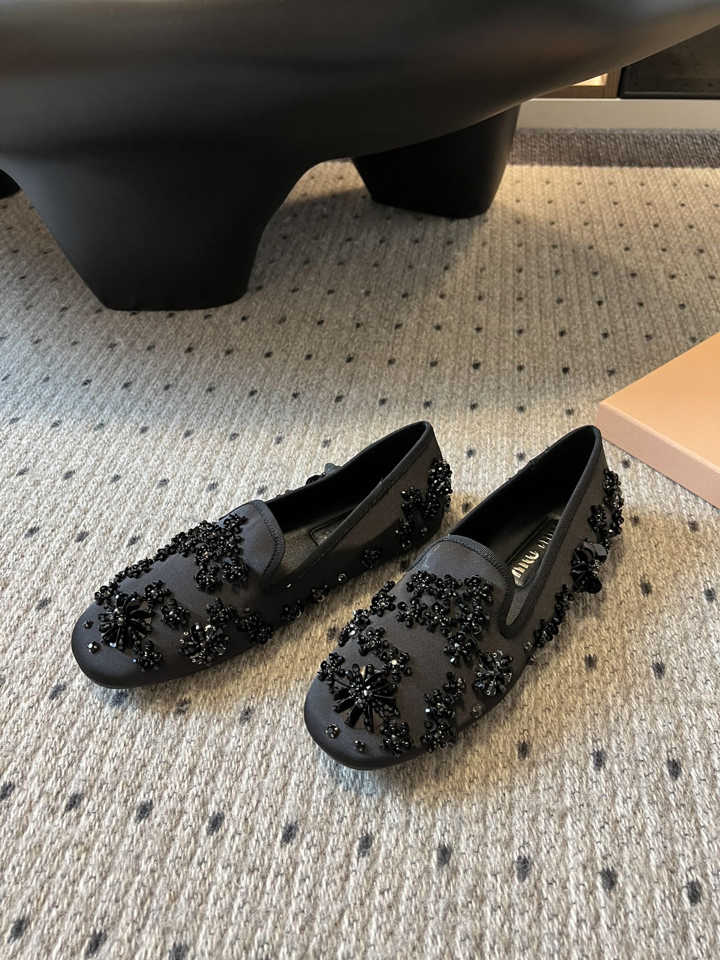 Miu Mi* 早春新款钉珠片乐福鞋/半拖
很重工的设计 上面全是珠片和串珠 工艺复杂 很有档次的一款。