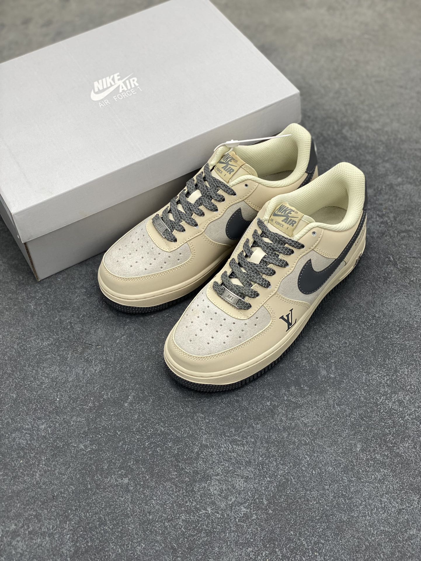 海外限量发售！公司级NIkeAirForce107Low“LV联名-雅典灰”空军一号低帮折边针车工艺难度