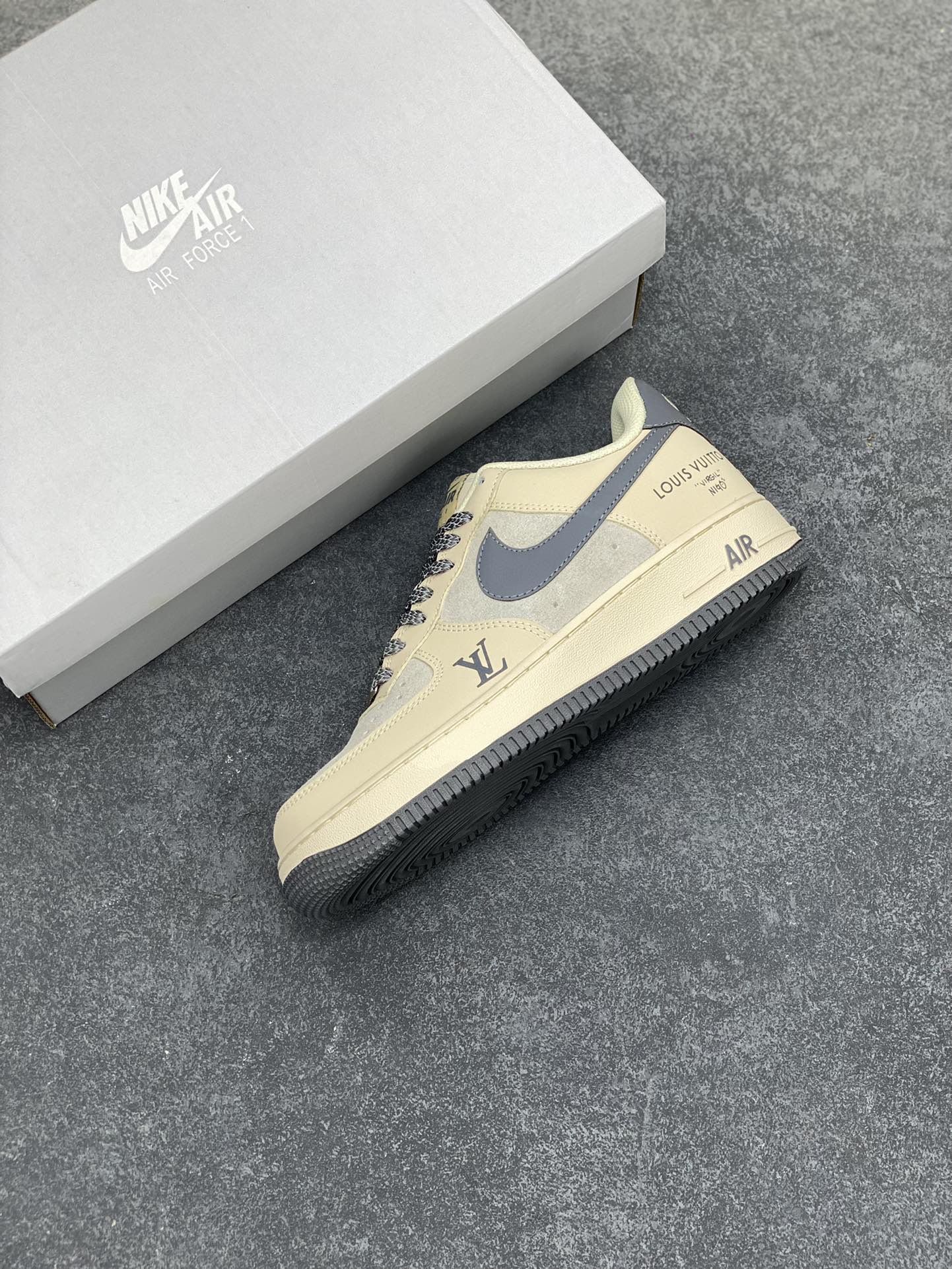 海外限量发售！公司级NIkeAirForce107Low“LV联名-雅典灰”空军一号低帮折边针车工艺难度