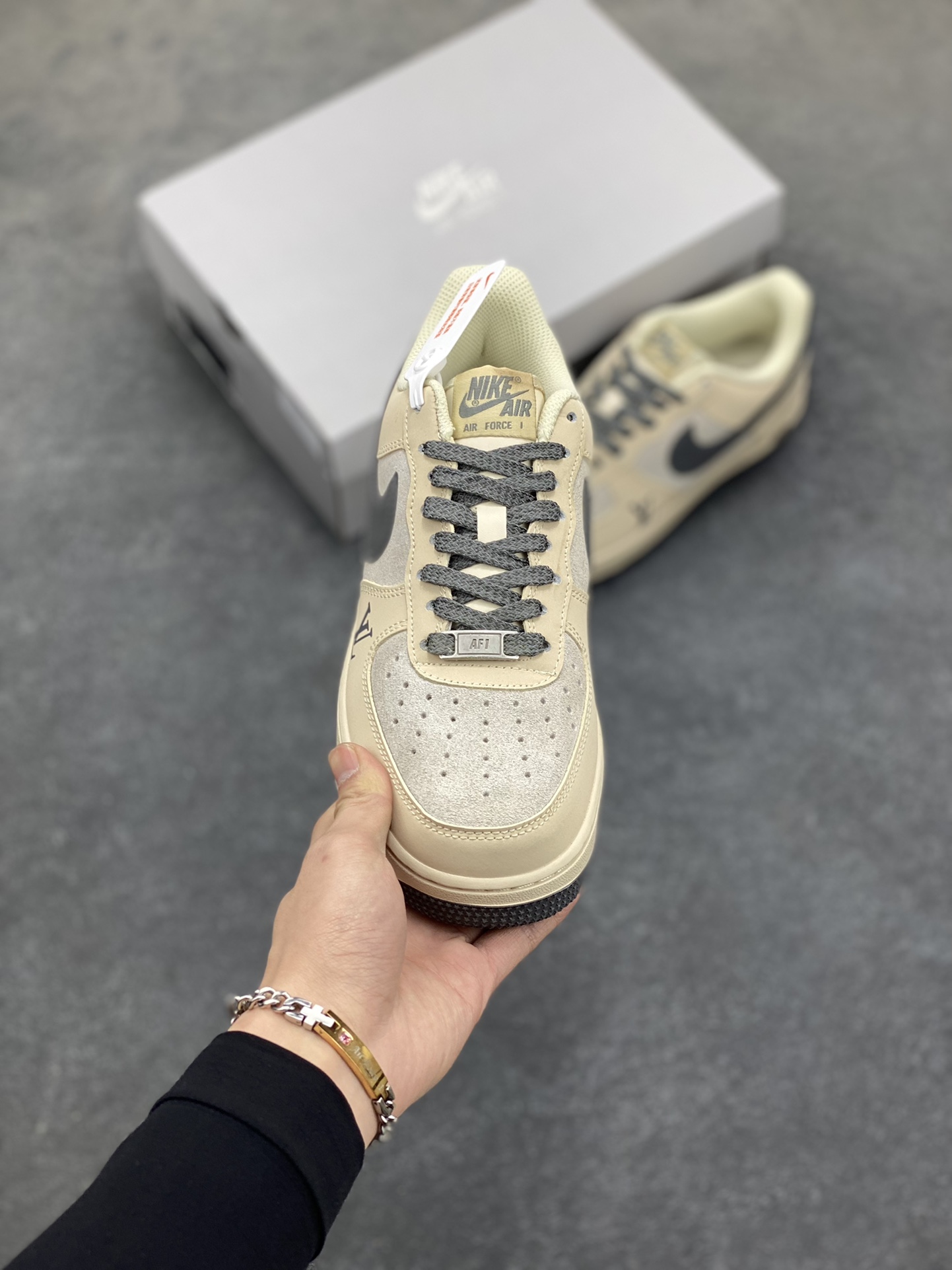 海外限量发售！公司级NIkeAirForce107Low“LV联名-雅典灰”空军一号低帮折边针车工艺难度