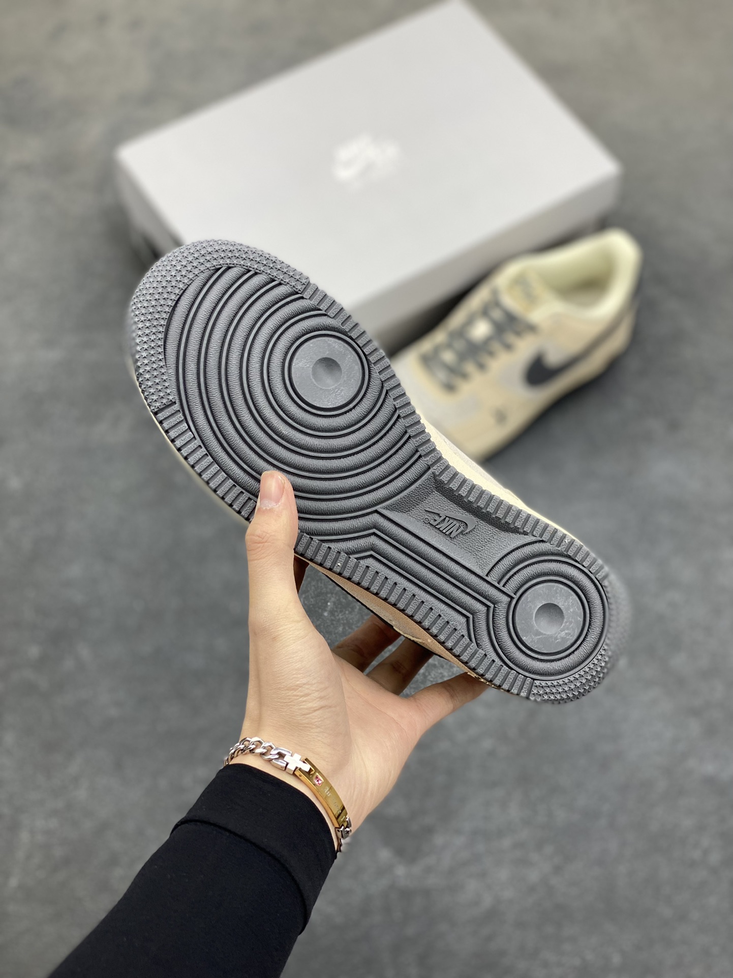 海外限量发售！公司级NIkeAirForce107Low“LV联名-雅典灰”空军一号低帮折边针车工艺难度