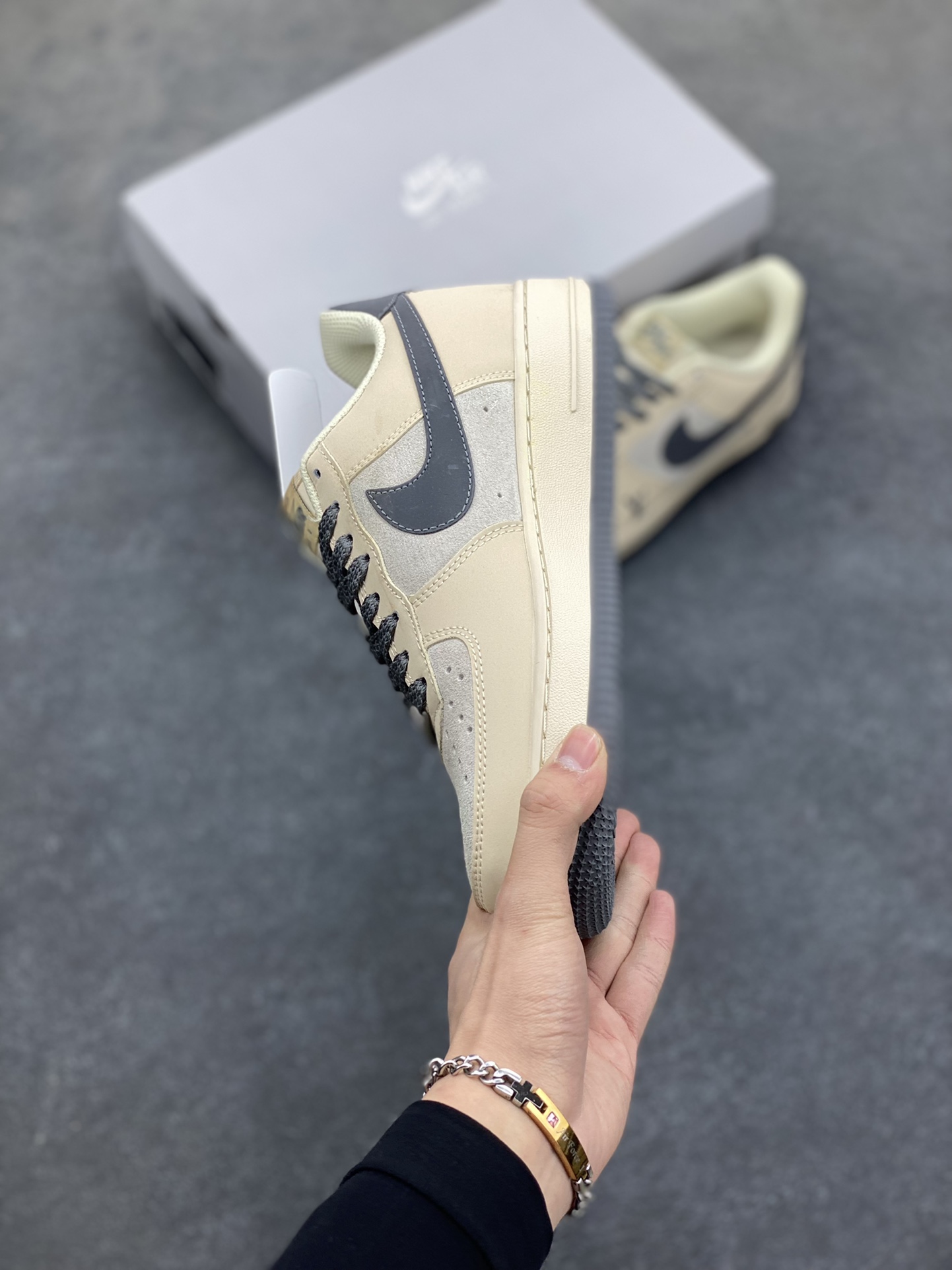 海外限量发售！公司级NIkeAirForce107Low“LV联名-雅典灰”空军一号低帮折边针车工艺难度