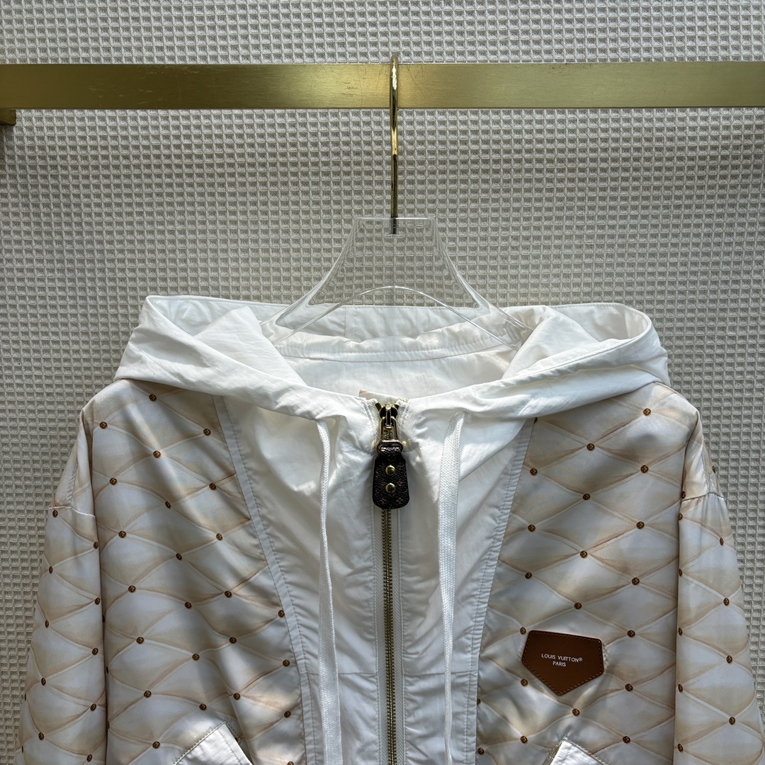 L家24早春新款3D印花派克大衣本款派克大衣为斜纹锦纶衣身铺陈立体效果Malletaqge图案与色块元素