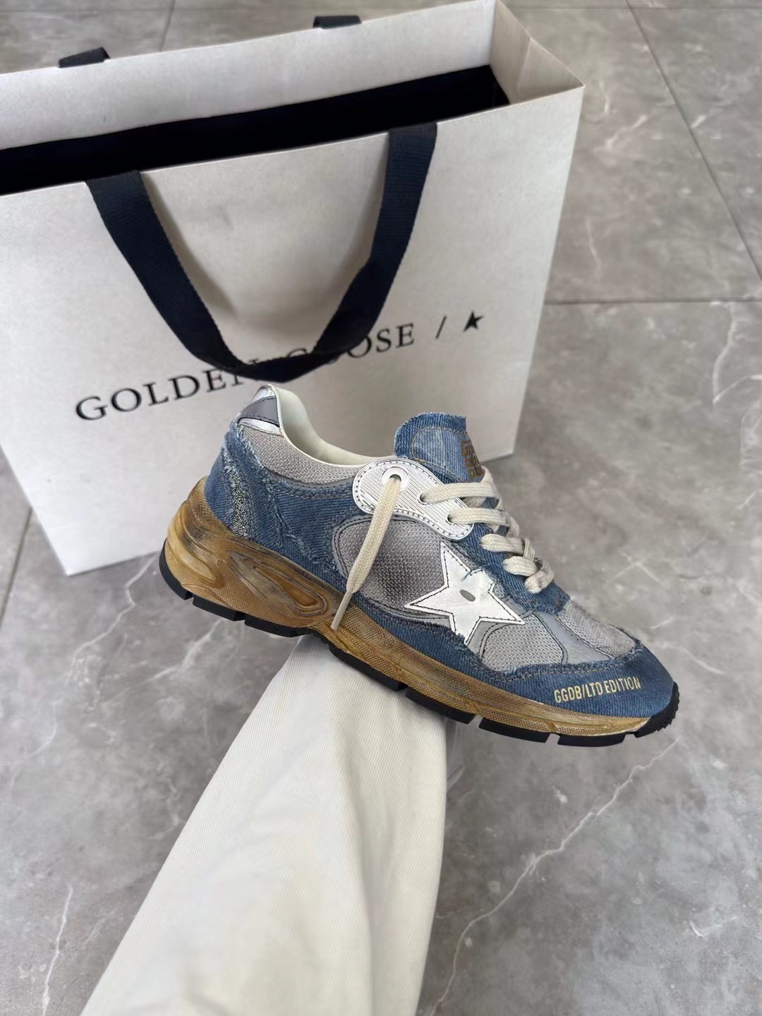NO:171674,(Long-term goods. Order inquiry) Denim sneakers couples’ top-level purchasing high-end version. Low-end don’t disturb 2025 new GGDB DAD sneakers couples’ sneakers casual shoes!  GGDB golden gse DAD STAR sneakers casual couple shoes. I bought the round version at the first time in the flagship store. The details are not the release version. Exclusive quality. The slag version should be affected. The film is privately opened. The hardness and transparency are the same. It has small letters. The round version feels like a round one. It is not too big. It is a very easy-to-wear style. The nostalgic style. The gold mesh and leather are customized. It took time. The market materials are ready-made and too yellow. Upgraded with new packaging. New original box for the counter. Graffiti bags, certificates, cards, tags, scan code verification. Women's size 35 - 41. Men 40-46 (men's size is expensive to 10.46 and customized without return) Color: gold, silver, gray, black, brown, leopard print, brown, casual shoes/sports shoes, sneakers19860909（长期做货.订单询价） 牛仔运动鞋情侣款顶级代购高版本.低端勿扰 2025新款GGDB DAD运动鞋情侣款运动鞋休闲鞋！ GGDB golden gse DAD STAR 动鞋休闲情侣鞋 旗舰店第一时间上就买了圆版 , 爆拆细节对版 不是放货版 独家品质 渣渣版别来沾边 . 胶片私开的 硬度 透明度 都是一样的 有刻小字母 圆版脚感 不偏大的 , 非常好穿的一款 怀旧款 金色的网布和皮都是定制的 花了时间 ～  市场货材料都是现成的太黄了 升级新包装. 专柜新原版盒. 涂鸦布袋,证书,卡片,吊牌,扫码验证 女size 35 - 41 男40-46（男码贵10.46定做不退换） 颜色: 金色,银色,灰色,黑色,咖色,豹纹,棕色,休闲鞋/运动鞋,sneakers,Women's Shoes