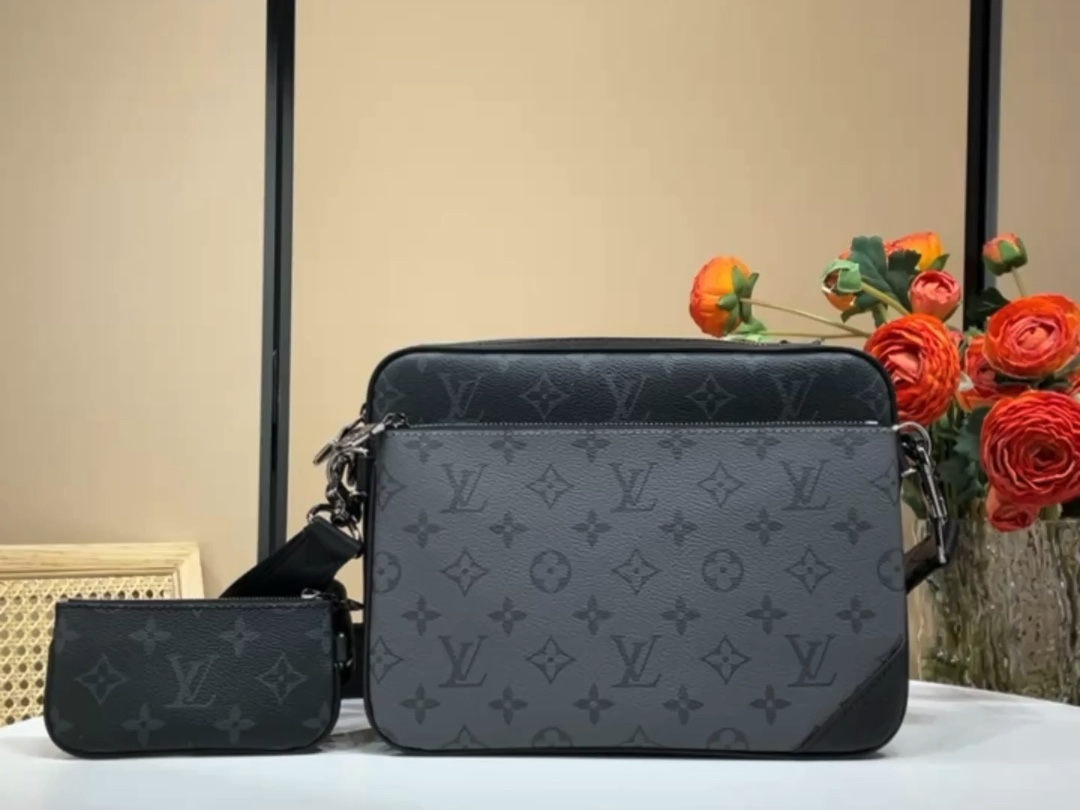 Louis Vuitton [District small postman handbag] Officially on sale M69443 silver upgraded version