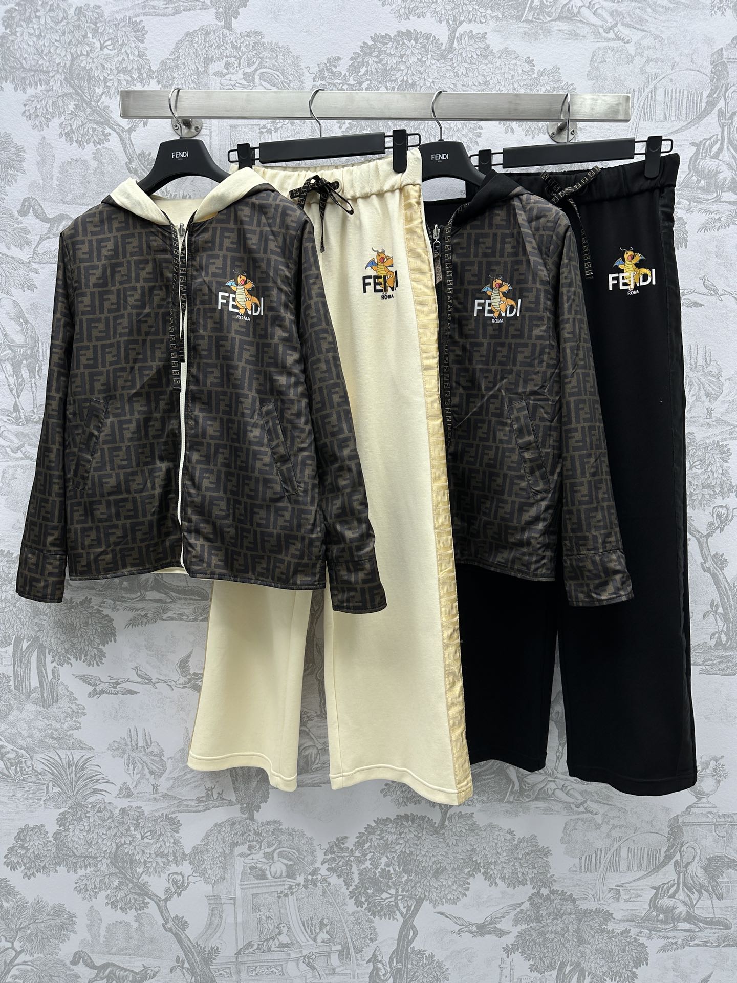 NO:696649,Fend* new product on the shelves Reversible casual suit customized with YB imported material Year of the Dragon New Year Series# Comfortable against the skin Follow the animated dinosaur print pattern Brand letters are integrated into the blessing Very brand tonality Full of fun Pure cotton with presbyopic fabric Reversible zipper jacket jacket printed waist trousers A set of upper body fashionable and trendy Not easy to go out of style Development of surface accessories Hooded loose reversible jacket tailoring Two contrasting styles Multi-wear in one suit Paired with a set of straight trousers  Lazy and fashionable, more advanced, solid color, calm and casual, classic presbyopic temperament, complete set of upper body, different feel, high version 2 colors,,fendi,jackets & coats,jackets & coats,hats,19860909Fend*新品上架 双面穿休闲套装定制YB进口材质 龙年贺岁系列# 贴肤舒适 沿用动漫恐龙印花图案 品牌字母融入加持 极具品牌调性 趣味十足 纯色全棉搭配老花冲锋面料 双面穿拉链夹克外套印花束腰长裤 一套上身时髦潮流 不易过时 面辅料开发 连帽宽松两面穿夹克剪裁 两种反差风格 一衣多穿 搭配成套直筒长裤 慵懒又时髦 更显高级 纯色沉稳休闲 老花经典气质 成套上身 不一样的Feel  高版本2色,,fendi,jackets & coats,jackets & coats,hats,,Women's clothing