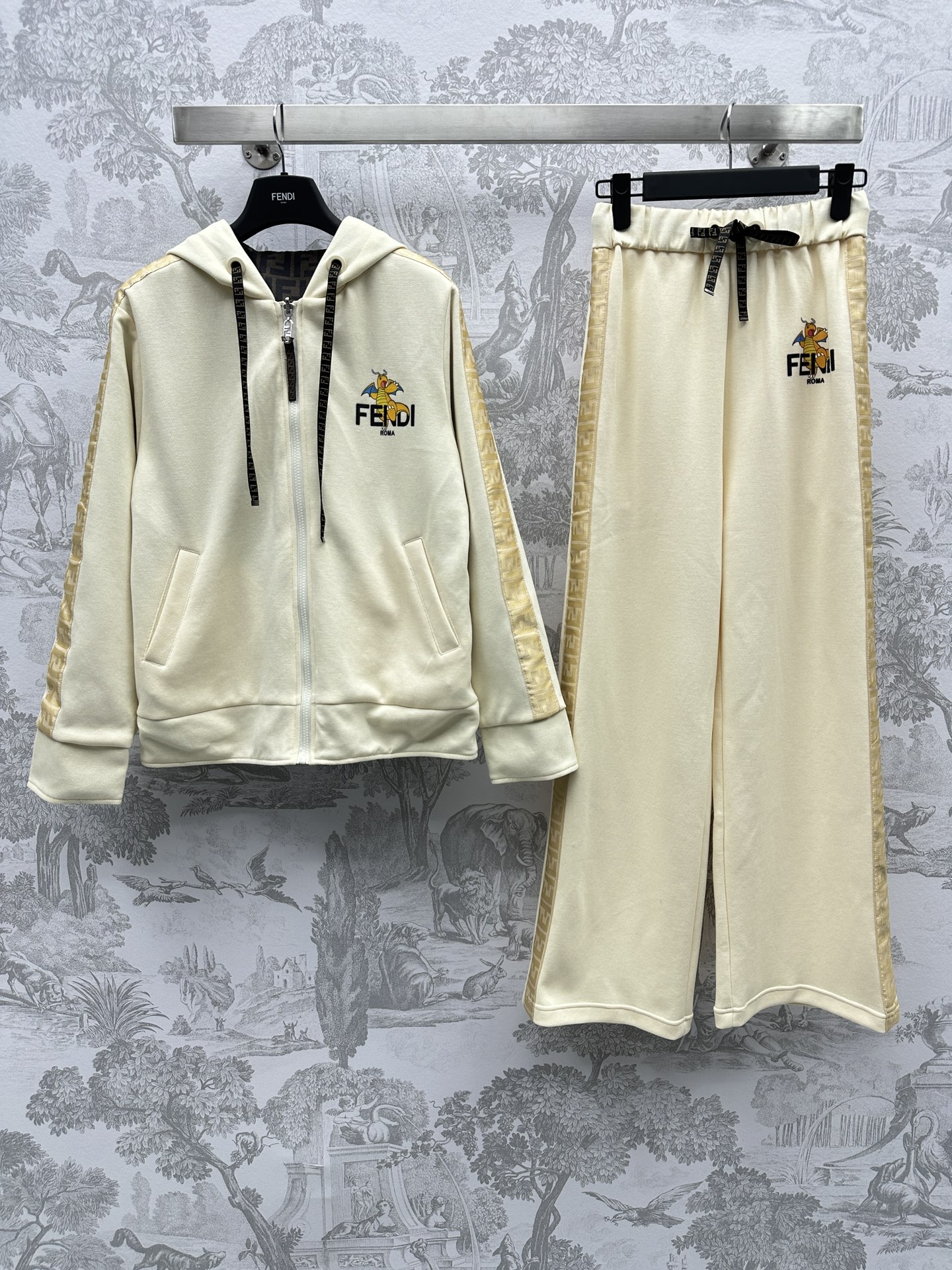 NO:696640,Fend* new product on the shelves Reversible casual suit customized with YB imported material Year of the Dragon New Year Series# Comfortable against the skin Follow the animated dinosaur print pattern Brand letters are integrated into the blessing Very brand tonality Full of fun Pure cotton with presbyopic fabric Reversible zipper jacket jacket printed waist trousers A set of upper body fashionable and trendy Not easy to go out of style Development of surface accessories Hooded loose reversible jacket tailoring Two contrasting styles Multi-wear in one suit Paired with a set of straight trousers  Lazy and fashionable, more advanced, solid color, calm and casual, classic presbyopic temperament, complete set of upper body, different feel, high version 2 colors,,fendi,jackets & coats,jackets & coats,hats,19860909Fend*新品上架 双面穿休闲套装定制YB进口材质 龙年贺岁系列# 贴肤舒适 沿用动漫恐龙印花图案 品牌字母融入加持 极具品牌调性 趣味十足 纯色全棉搭配老花冲锋面料 双面穿拉链夹克外套印花束腰长裤 一套上身时髦潮流 不易过时 面辅料开发 连帽宽松两面穿夹克剪裁 两种反差风格 一衣多穿 搭配成套直筒长裤 慵懒又时髦 更显高级 纯色沉稳休闲 老花经典气质 成套上身 不一样的Feel  高版本2色,,fendi,jackets & coats,jackets & coats,hats,,Women's clothing