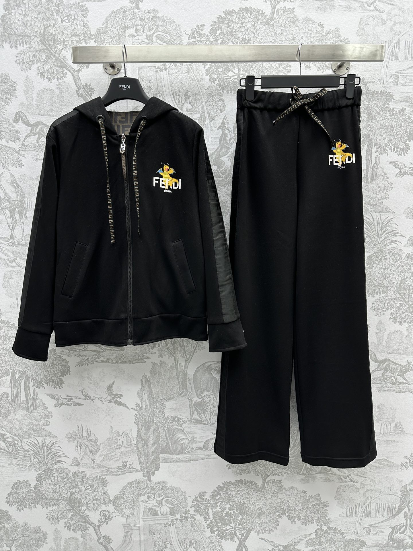 NO:696629,Fend* new product on the shelves Reversible casual suit customized with YB imported material Year of the Dragon New Year Series# Comfortable against the skin Follow the animated dinosaur print pattern Brand letters are integrated into the blessing Very brand tonality Full of fun Pure cotton with presbyopic fabric Reversible zipper jacket jacket printed waist trousers A set of upper body fashionable and trendy Not easy to go out of style Development of surface accessories Hooded loose reversible jacket tailoring Two contrasting styles Multi-wear in one suit Paired with a set of straight trousers  Lazy and fashionable, more advanced, solid color, calm and casual, classic presbyopic temperament, complete set of upper body, different feel, high version 2 colors,,fendi,jackets & coats,jackets & coats,hats,19860909Fend*新品上架 双面穿休闲套装定制YB进口材质 龙年贺岁系列# 贴肤舒适 沿用动漫恐龙印花图案 品牌字母融入加持 极具品牌调性 趣味十足 纯色全棉搭配老花冲锋面料 双面穿拉链夹克外套印花束腰长裤 一套上身时髦潮流 不易过时 面辅料开发 连帽宽松两面穿夹克剪裁 两种反差风格 一衣多穿 搭配成套直筒长裤 慵懒又时髦 更显高级 纯色沉稳休闲 老花经典气质 成套上身 不一样的Feel  高版本2色,,fendi,jackets & coats,jackets & coats,hats,,Women's clothing