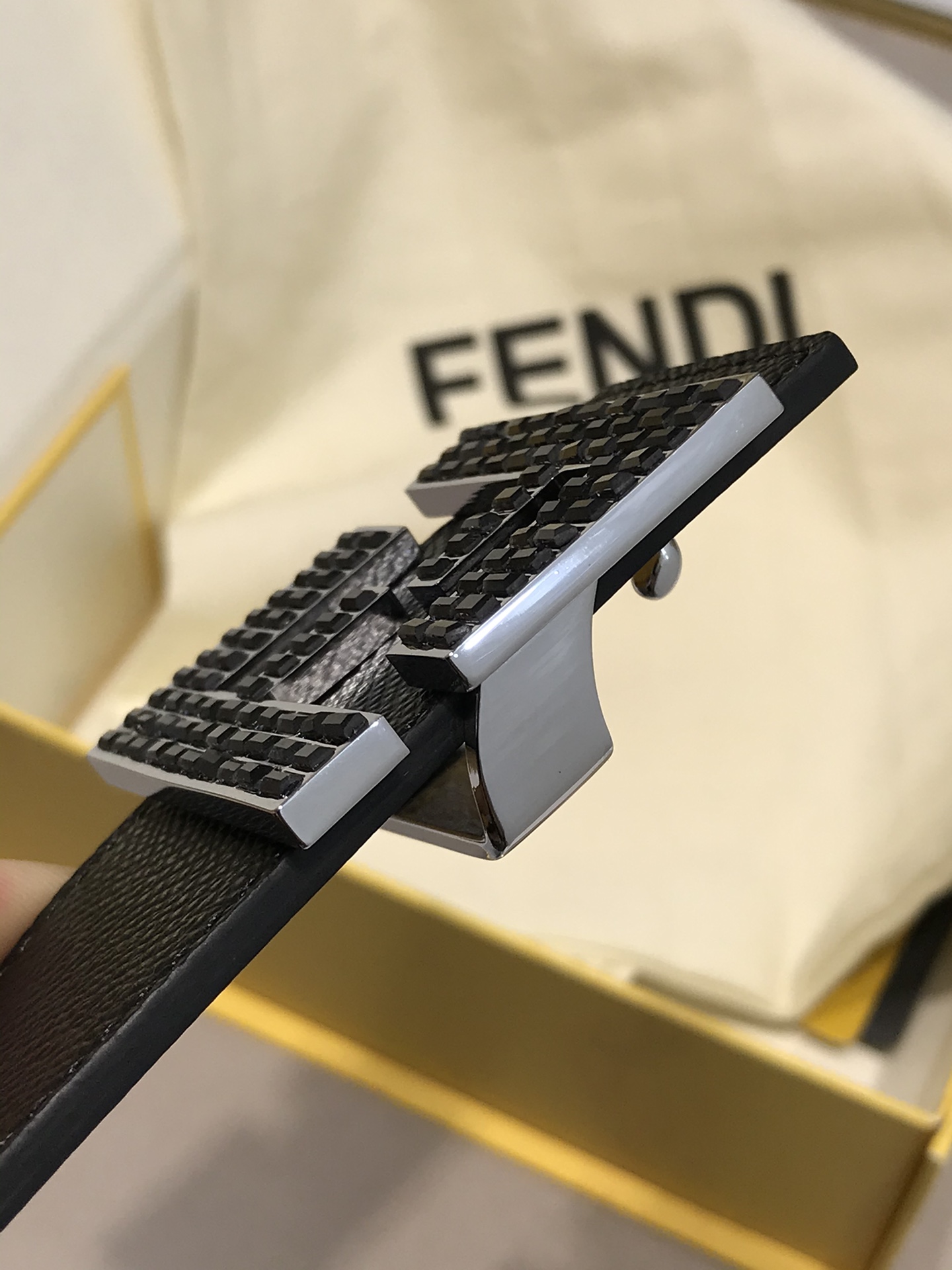芬迪新款FD宽38MM支持NFC芯片扫描标志造型皮带原版亚克力彩色方钻扣进口原版十字纹配小牛皮高端大气镀