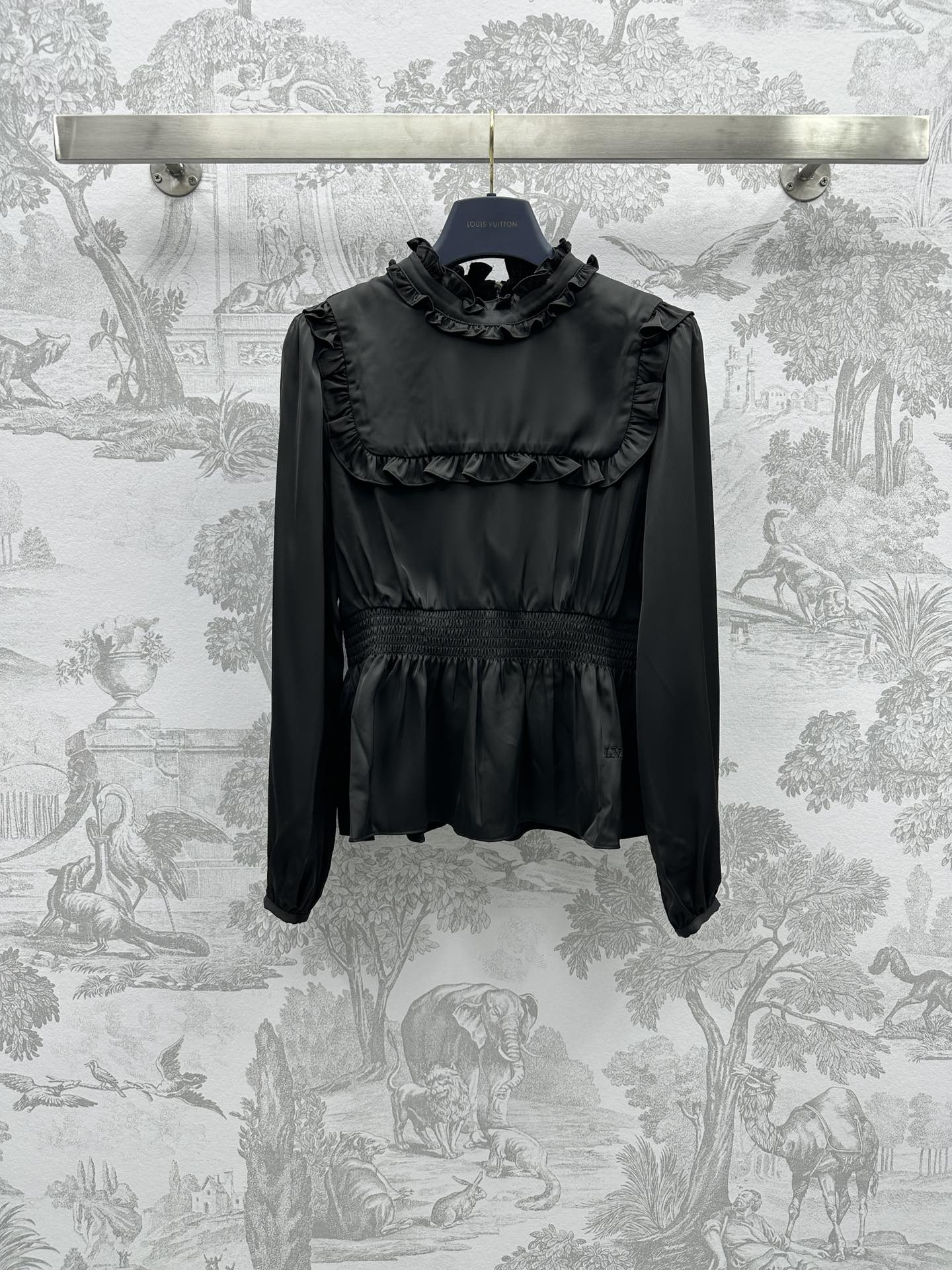 NO:696651,Louis Vuitto* new arrivals, lace embroidered shirt, custom-made YB imported twill material, texture close to skin, translucent, delicate luster, decorated with embroidered letter lace decoration, waist elastic design, high-end temperament and femininity, surface accessories development, back zipper, zipper adjustment and tailoring, convenient to wear, commuting for daily use, high version 2 colors,, louis vuitton,19860909Louis Vuitto*新品上架花边刺绣衬衣定制YB进口斜纹绸材质 质感贴肤透透 光泽细腻 饰以刺绣字母花边装饰 腰间松紧设计 高级气质女人味 面辅料开发 背后拉链拉链调节剪裁 便捷穿搭 通勤日常都   高版本2色,,louis vuitton,,Women's clothing