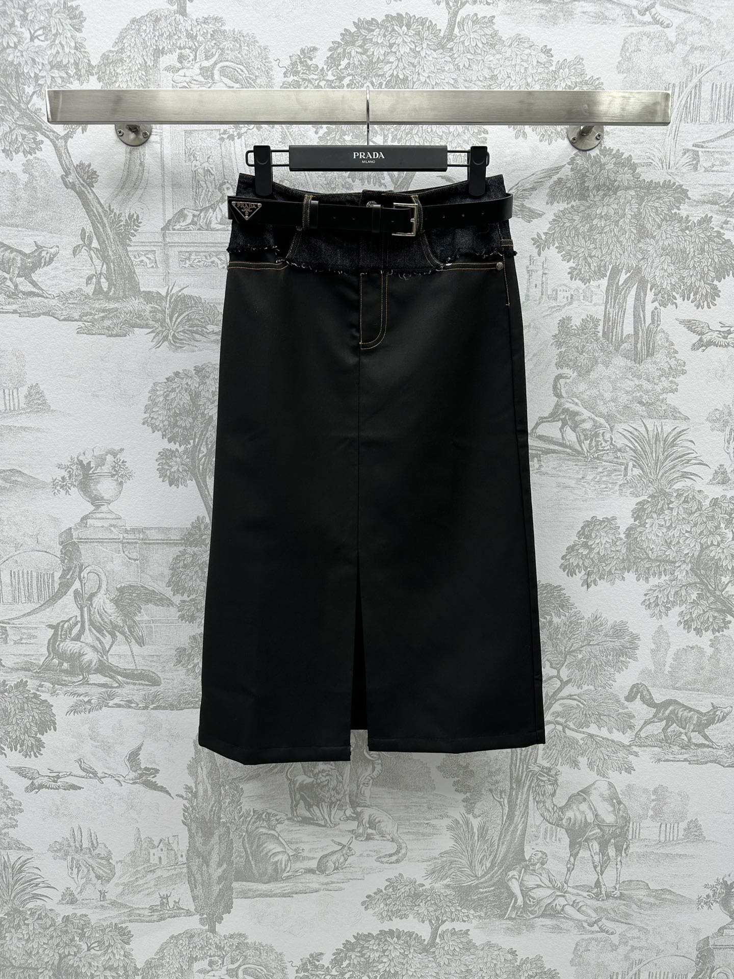 NO:696646,Prad* new product launch belt splicing skirt customized YB imported material Slit design splicing denim waistband overall fashionable and practical to wear Denim waistband and back pocket triangle logo denim splicing Paired with solid color straight version skirt Versatile and fashionable Belt integrated into the blessing to highlight the brand tone Add the coordination of the skirt The upper body is tolerant and slimming Surface and accessories development High-waisted straight skirt tailoring Can be matched with tops casually to look slim without losing comfort  High version 2 colors, prada,skirts,19860909Prad*新品上架腰带拼接半裙定制YB进口材质 开叉设计拼接牛仔腰头 整体时髦同时又很百搭实穿 牛仔腰头和后口袋三角标牛仔拼接 搭配纯色直筒版型半裙 百搭时髦 腰带融入加持 彰显品牌调性 增添半裙的协调性 上身包容显瘦 面辅料开发 高腰直筒半裙剪裁 随意搭配上装 显瘦同时不失舒适感   高版本2色,,prada,skirts,,Women's clothing