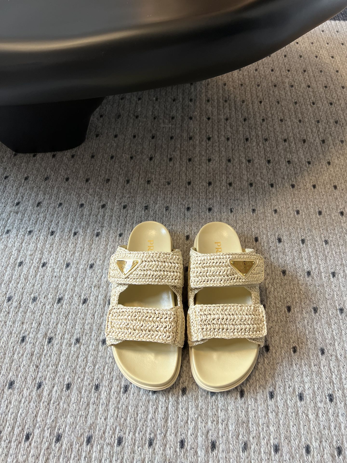 NO:250065,Patch semi-trail sandals Prad* 24/Summer Velcro straw sandals slippers An indispensable summer sandals. This Prada is really not inferior to Xiaoxiang. It is easy to walk and wear. It is really amazing to match with small socks!  The straw weaving design is so suitable for summer. It is a perfect match for travel. Colorfulness is the color of summer!  Size 35-40 (40 custom made without return and replacement, hand-woven upper, cowhide inner lining, original custom sole, slippers, sandals, prada, prada, sandals, slippers, espadrilles, cowhide, socks19860909批半拖 凉鞋 Prad* 24/夏日魔术贴草编凉鞋拖鞋 夏日凉鞋不可缺少的一款 普拉达这款真的不输小香 好走好穿 配搭小袜子真的好绝！草编的设计太适合夏天啦 旅游绝配 五颜六色是属于夏天的颜色！ 码数35-40（40定制不退换 鞋面手工编织 内里牛皮 大底原版定制大底,拖鞋凉鞋,prada,prada,sandals,slippers,espadrilles,cowhide,socks,Women's Shoes