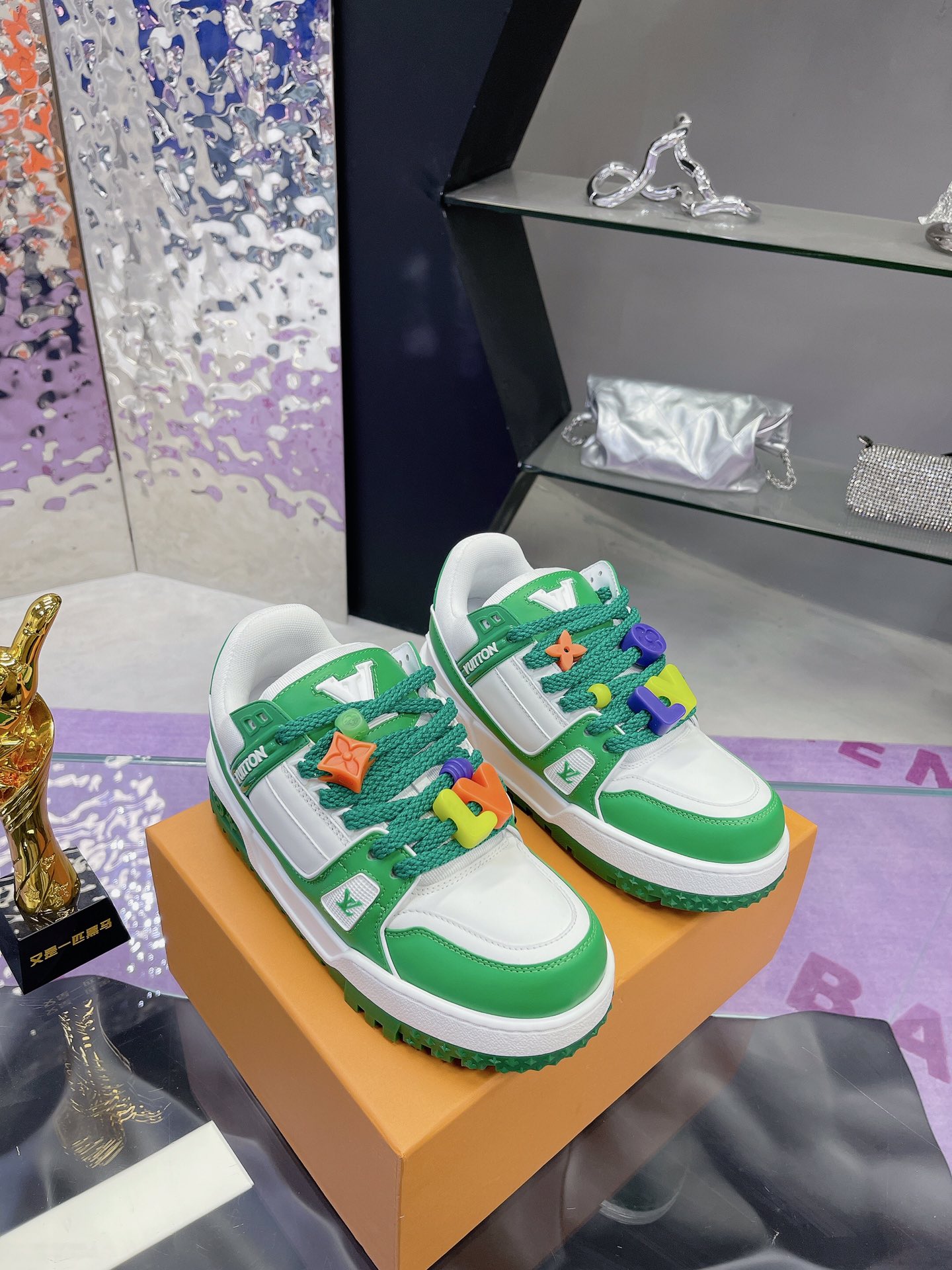 NO:578036,Lv Fatty Couple's model, compare with other high-end versions. Currently, this version is only available in ZP. It restores all the details and packaging to the best. The latest upgraded version of lvtrainer Little Fatty is consistent with the original version. Exclusive mold opening. Market ceiling level. Welcome to compare. Match the private model outsole. Large star particles. Differentiate from the thin small stars in the market. Match the accessories level buttons. It took a month for the buttons to be molded before finalizing!  Every button is smooth and not rough, with a crystal clear texture!  The elastic band on the shoe waist can better protect the ankle and improve comfort, which is different from the market products. The midsole fabric is alternately virtual and real, with an exclusive printing effect to avoid fakeness at first glance!  Size: 35-40 for women, 39-45 for men, casual shoes/sports shoes, louis vuitton, sneakers19860909Lv胖丁 情侣款 高版本货比三家 目前此版本只做zp上市的 最高还原所有细节 、包装 lvtrainer小胖丁最新升级版本 原版一致 独家开模 市场天花板级 欢迎对比 对版私模大底 大星星颗粒 区别市场单薄的小星星对版饰品级扣子 扣子开模了一个月才定版！ 每一个扣子都光滑不粗糙,晶莹剔透的质感！鞋腰对版做了松紧带 更能护好脚踝 提高舒适度,区别于市场货.中底布 是虚实相间的 独家打印效果 避免一眼假！ 码数:女35-40 男39-45,休闲鞋/运动鞋,louis vuitton,sneakers,Women's Shoes