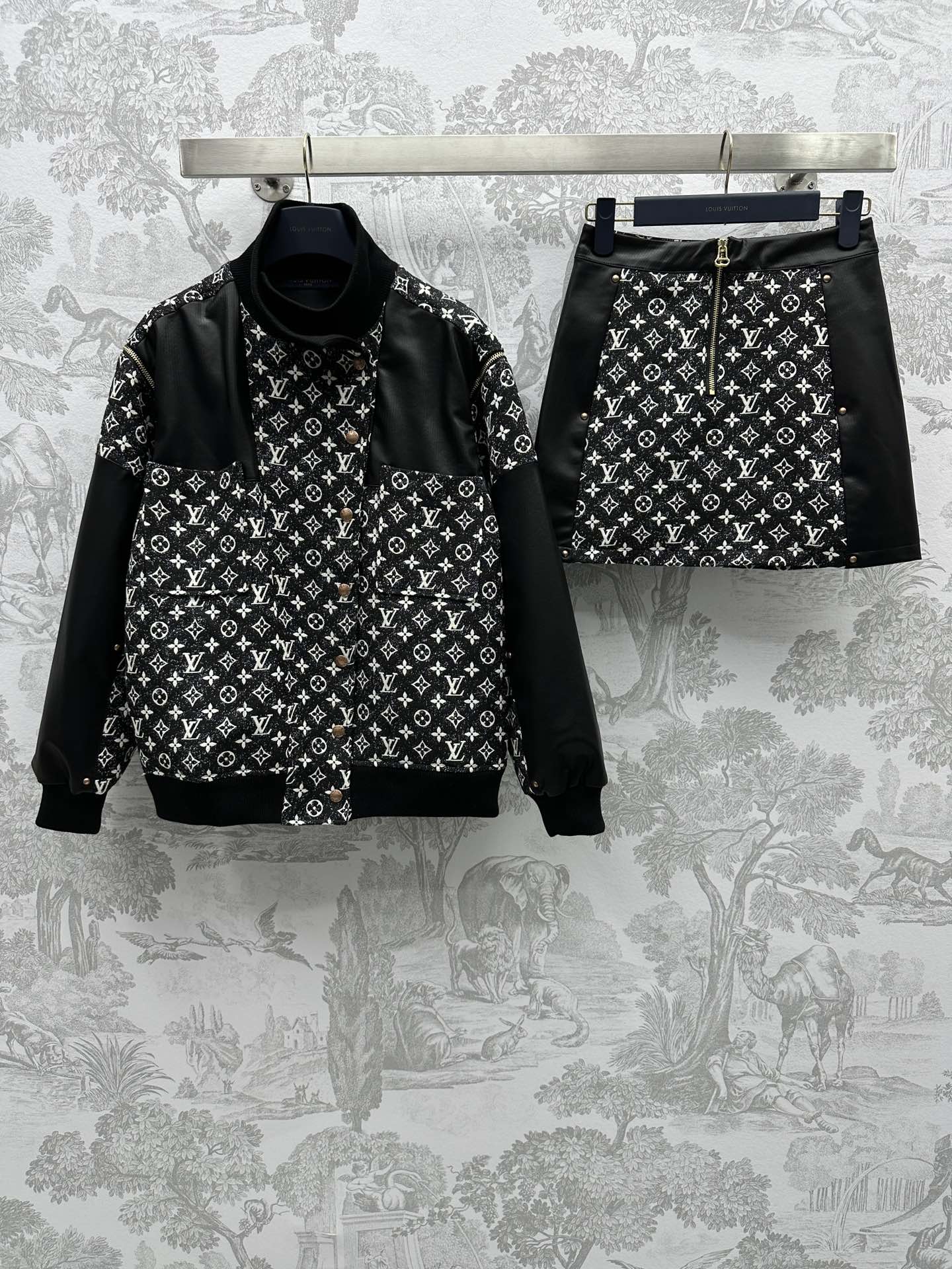 NO:696637,Louis Vuitto* new product on the shelves Detachable leather jacket suit Customized YB imported jacquard material Multiple washes Soft and comfortable Good breathability Decorated with all-over presbyopia pattern Decoration with leather contrasting colors Presenting a retro style Fabric and accessories development Slim-fitting jacket tailoring Paired with a hip-covering skirt of the same period The upper body has a high-end temperament The jacket follows the two-wear design Detachable sleeves can be transformed into a waistcoat in seconds, which makes the performance of ready-made clothing even better. Very good at tolerating and modifying the body shape  It can be controlled by anyone tall, short, fat or thin. The high-end tonality can be seen at a glance. Tall version, Louis Vuitton, skirts, jackets & coats, jackets & coats,19860909Louis Vuitto*新品上架 可拆卸拼皮夹克套装 定制YB进口提花材质 多重水洗 柔软舒适 透气性佳 饰以满印老花图案装饰 拼皮撞色点缀 呈现复古风情 面辅料开发 修身夹克版型剪裁 搭配同期包臀半裙 上身气质高级 外套沿用两穿设计 可拆卸袖子 秒变马甲 让成衣穿搭性能更加出色 非常好的包容及修饰身形 高矮胖瘦都可驾驭 高级的调性一览无遗  高版本,,louis vuitton,skirts,jackets & coats,jackets & coats,,Women's clothing