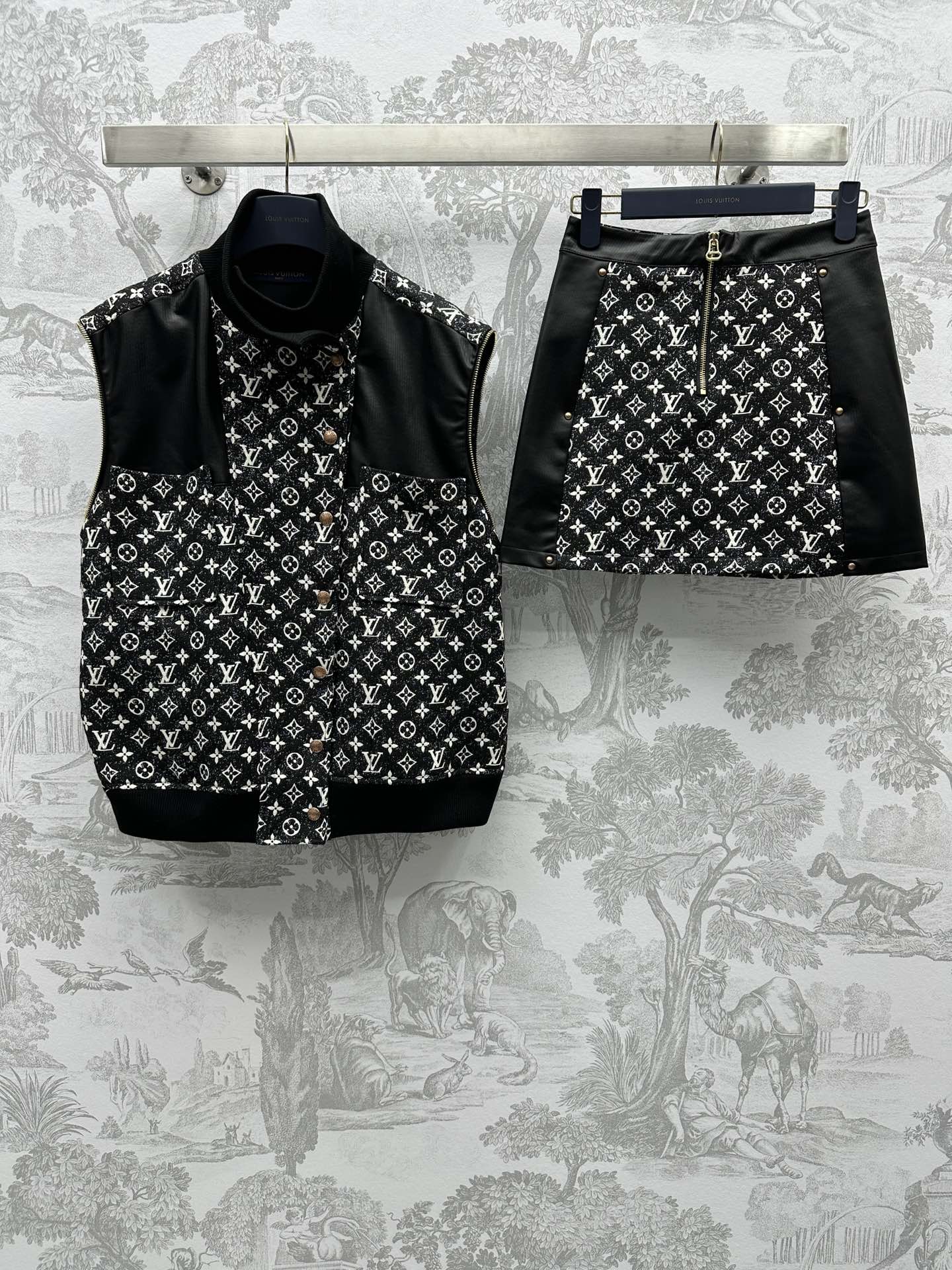 NO:696626,Louis Vuitto* new product on the shelves Detachable leather jacket suit Customized YB imported jacquard material Multiple washes Soft and comfortable Good breathability Decorated with all-over presbyopia pattern Decoration with leather contrasting colors Presenting a retro style Fabric and accessories development Slim-fitting jacket tailoring Paired with a hip-covering skirt of the same period The upper body has a high-end temperament The jacket follows the two-wear design Detachable sleeves can be transformed into a waistcoat in seconds, which makes the performance of ready-made clothing even better. Very good at tolerating and modifying the body shape  It can be controlled by anyone tall, short, fat or thin. The high-end tonality can be seen at a glance. Tall version, Louis Vuitton, skirts, jackets & coats, jackets & coats,19860909Louis Vuitto*新品上架 可拆卸拼皮夹克套装 定制YB进口提花材质 多重水洗 柔软舒适 透气性佳 饰以满印老花图案装饰 拼皮撞色点缀 呈现复古风情 面辅料开发 修身夹克版型剪裁 搭配同期包臀半裙 上身气质高级 外套沿用两穿设计 可拆卸袖子 秒变马甲 让成衣穿搭性能更加出色 非常好的包容及修饰身形 高矮胖瘦都可驾驭 高级的调性一览无遗  高版本,,louis vuitton,skirts,jackets & coats,jackets & coats,,Women's clothing