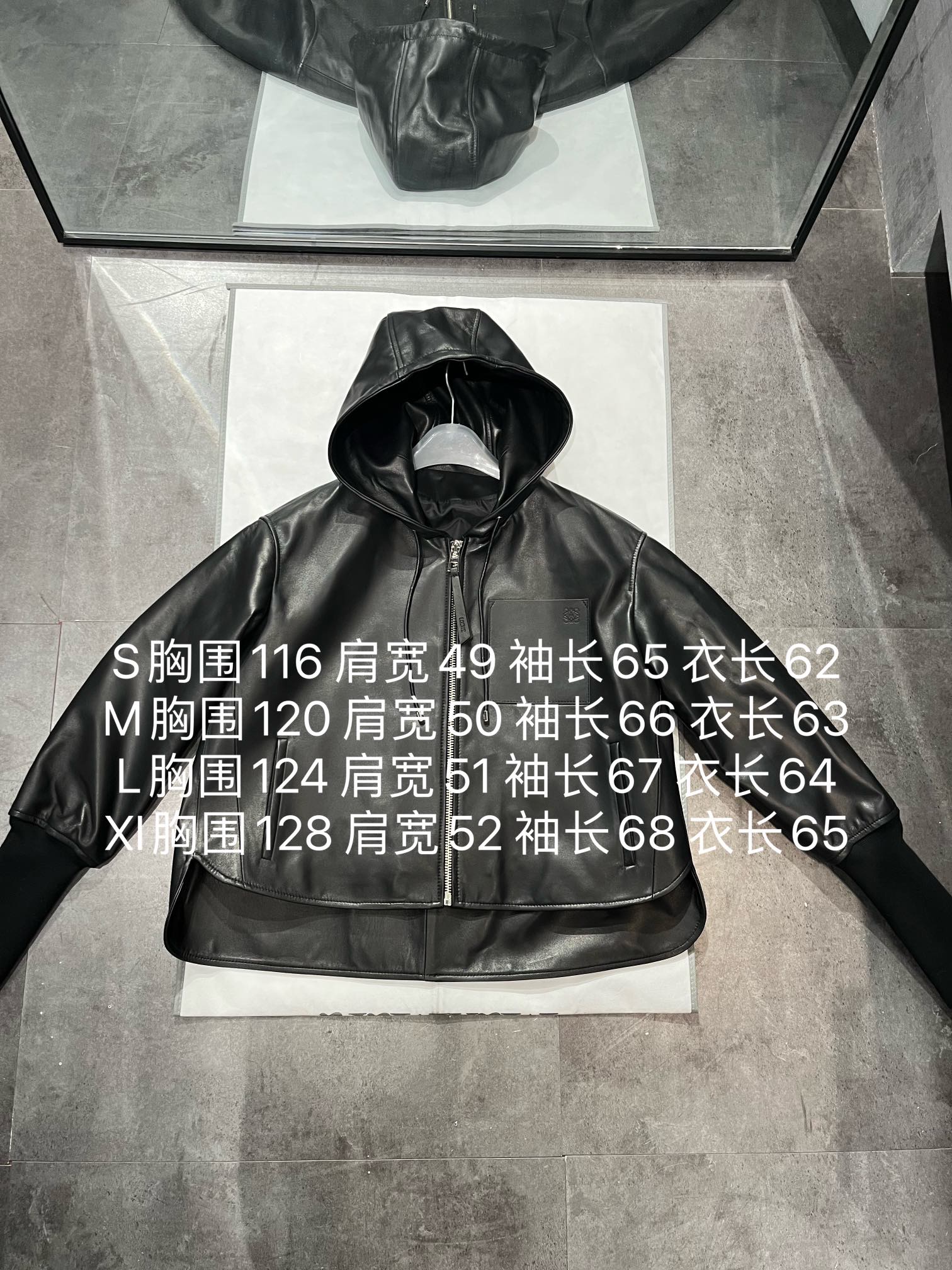 NO:742752,, Loewe's wide sheepskin jacket, logo embossed on the pocket, original hardware customization. The leather jacket has a loose fit, long front and short back design, very special size S-19860909,罗意威阔版羊皮外套,口袋压印logo,五金原版定制.皮衣宽松版型,前长后短设计,非常特别 尺寸S- Xl,轮廓型,不挑身材,胖瘦都可以穿.,罗意威-服装,loewe,jackets & coats,leather jacket,sheepskin,,Women's clothing