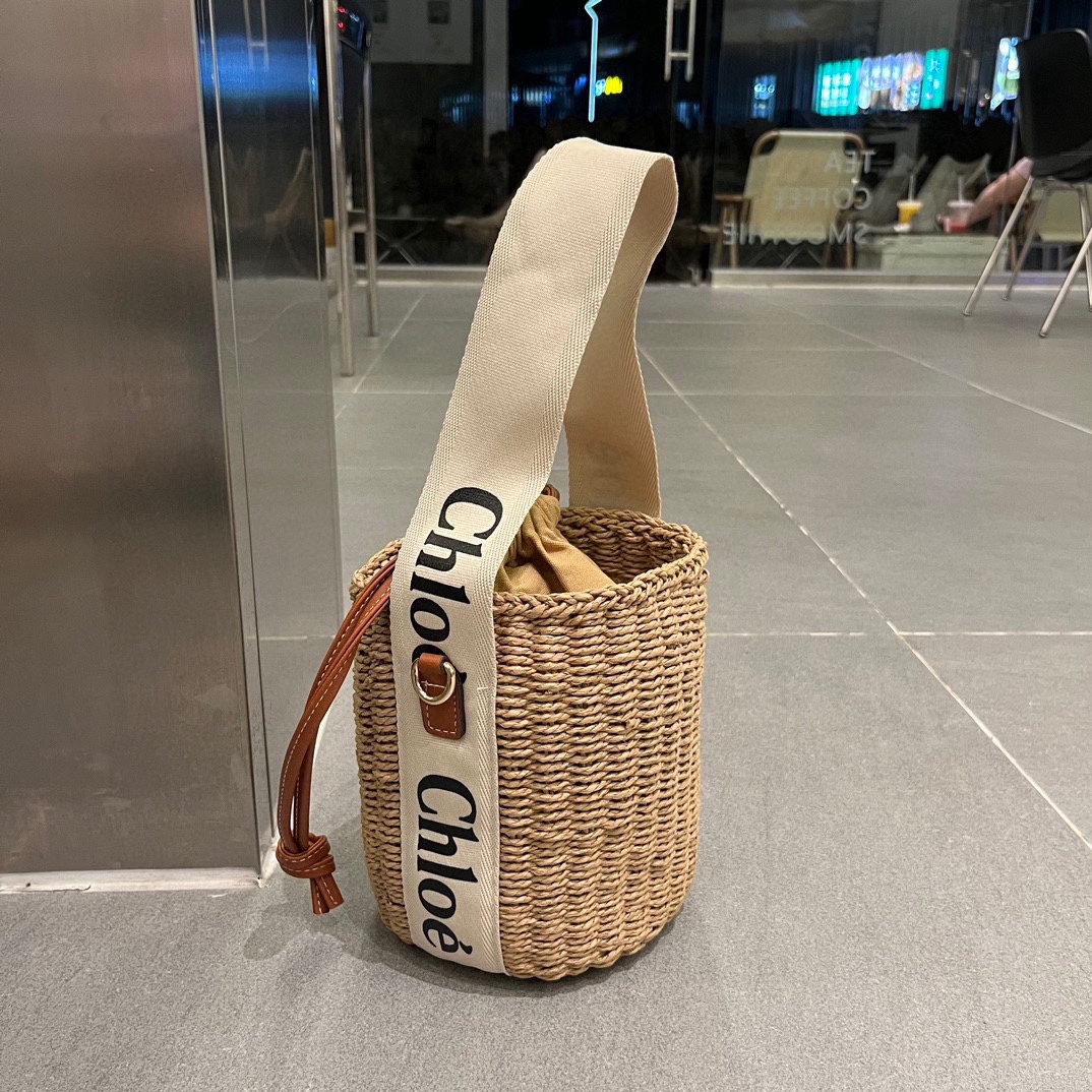 NO:191291,Chloe's new limited-edition food basket is available for hot potential stocks!  !  Straw woven bag Chloe recently released a set of Basket Bags launched in collaboration with Mifuko. It is very summer, super cute, with a beautiful shape. The appearance is also very online!  !  This is also the following after the Woody series that caused a topic not long ago, the hat fisherman hat baseball hat knit hat, hat, chloe, loewe, espadrilles, espadrilles, hats19860909Chloe 爆款潜力股新款限定菜篮子上架！！草编包 Chloe近日最新释出一组与Mifuko合作推出的菜篮子包包Basket Bag,非常夏天,超级可爱、凹造型绝美.容装度也是非常在线滴！！而这也是继不久前造成话题的Woody系列之后帽子渔夫帽棒球帽针织帽,帽子,chloe,loewe,espadrilles,espadrilles,hats,hat