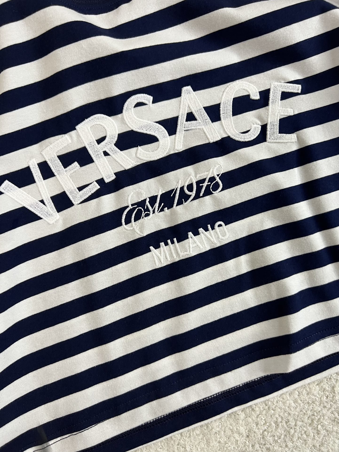 新款️！versac*2024新款赵露思同款航海系列海魂衫经典蓝白条纹前面字母logo背面航海船锚️超有