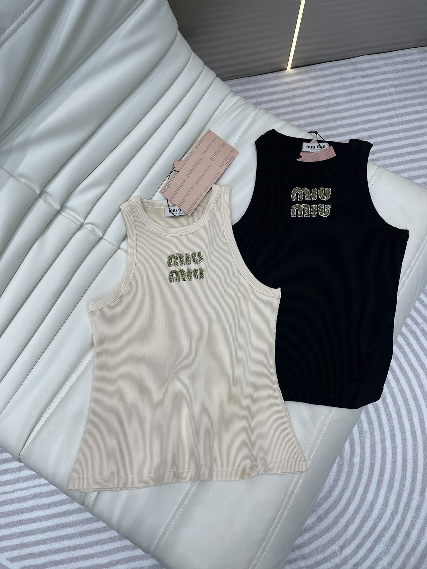 NO:315473,Miumi*25 spring and summer new style, rhinestone bead logo letter logo vest, original custom-developed fabric, full of texture, bright and eye-catching, creamy and apricot yellow base color is fresh and tender, upper body is gentle and white, the style of the secondary breast, can be worn alone, perfect workmanship quality depends on details 2,,miumiu,alexander wang19860909Miumi*25春夏新款 水钻钉珠logo字母标识背心 原版定制开发面料 质感满满 亮眼吸睛 奶油杏黄的基色清新显嫩 上身温柔又显白 遮副乳的版型 内搭单穿都可 完美做工品质看细节 2,,miumiu,alexander wang,Women's clothing