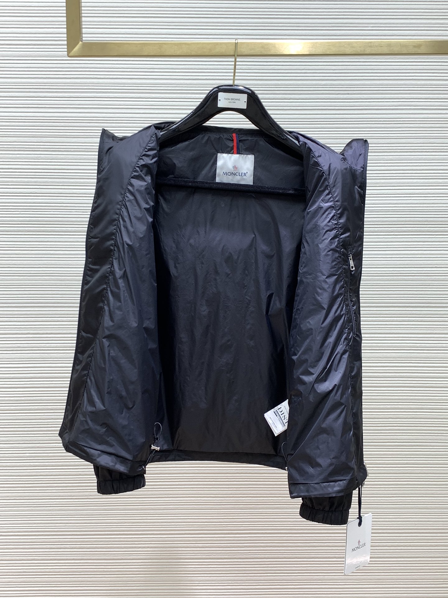  蒙口 2025春季新款夹克外套，秀场新品‼品相非常完美，舒适保暖，三标齐全色泽饱满诱人，非常出彩的设计