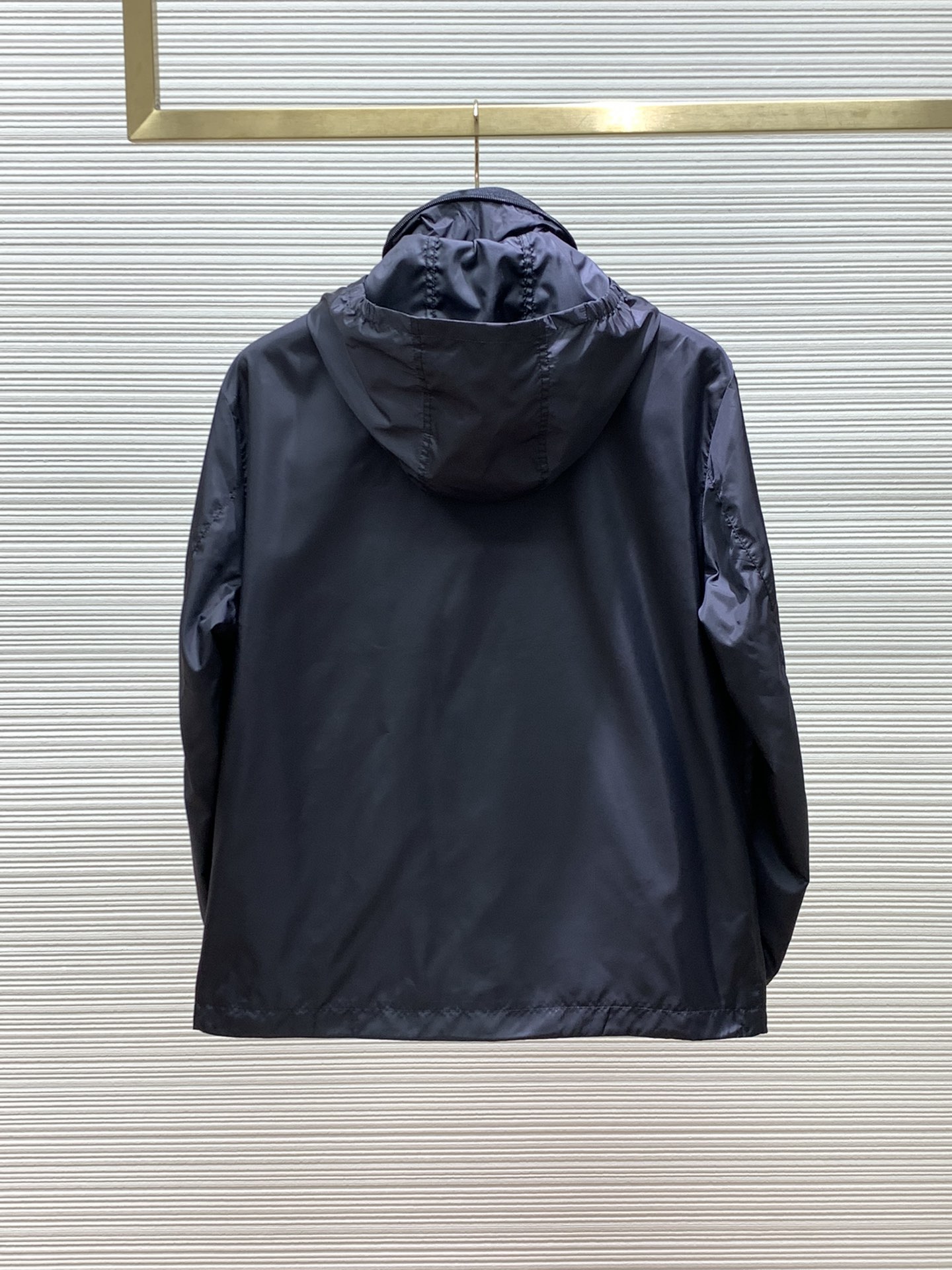  蒙口 2025春季新款夹克外套，秀场新品‼品相非常完美，舒适保暖，三标齐全色泽饱满诱人，非常出彩的设计