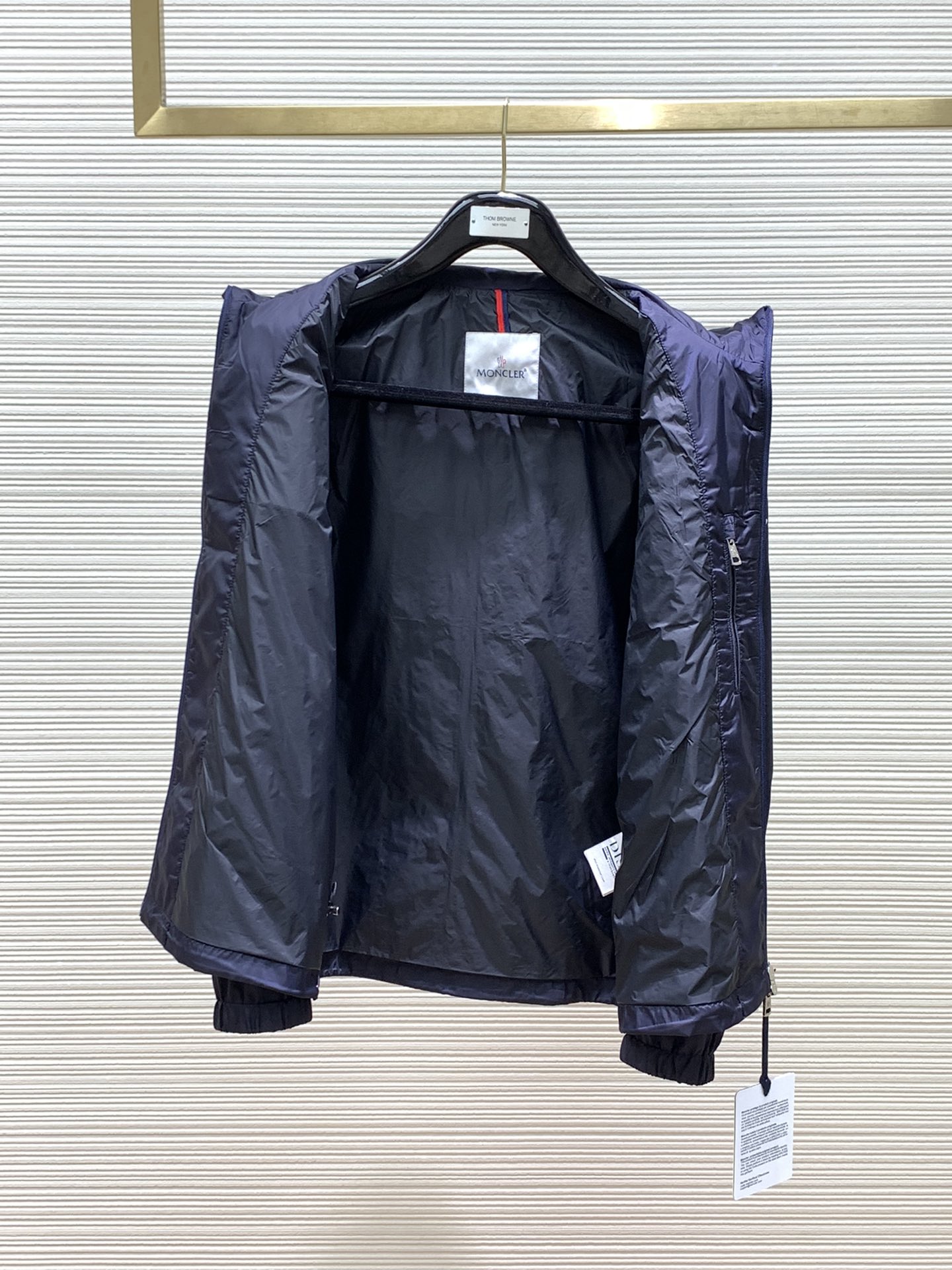  蒙口 2025春季新款夹克外套，秀场新品‼品相非常完美，舒适保暖，三标齐全色泽饱满诱人，非常出彩的设计