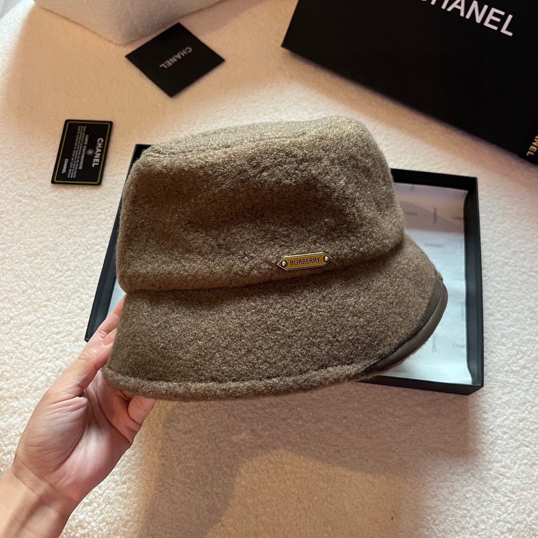 Especial ¥ Burberry estilo de otoño e invierno, gorro frío, gorro de piel, en negro, beige y caqui, tres colores. Sombr…