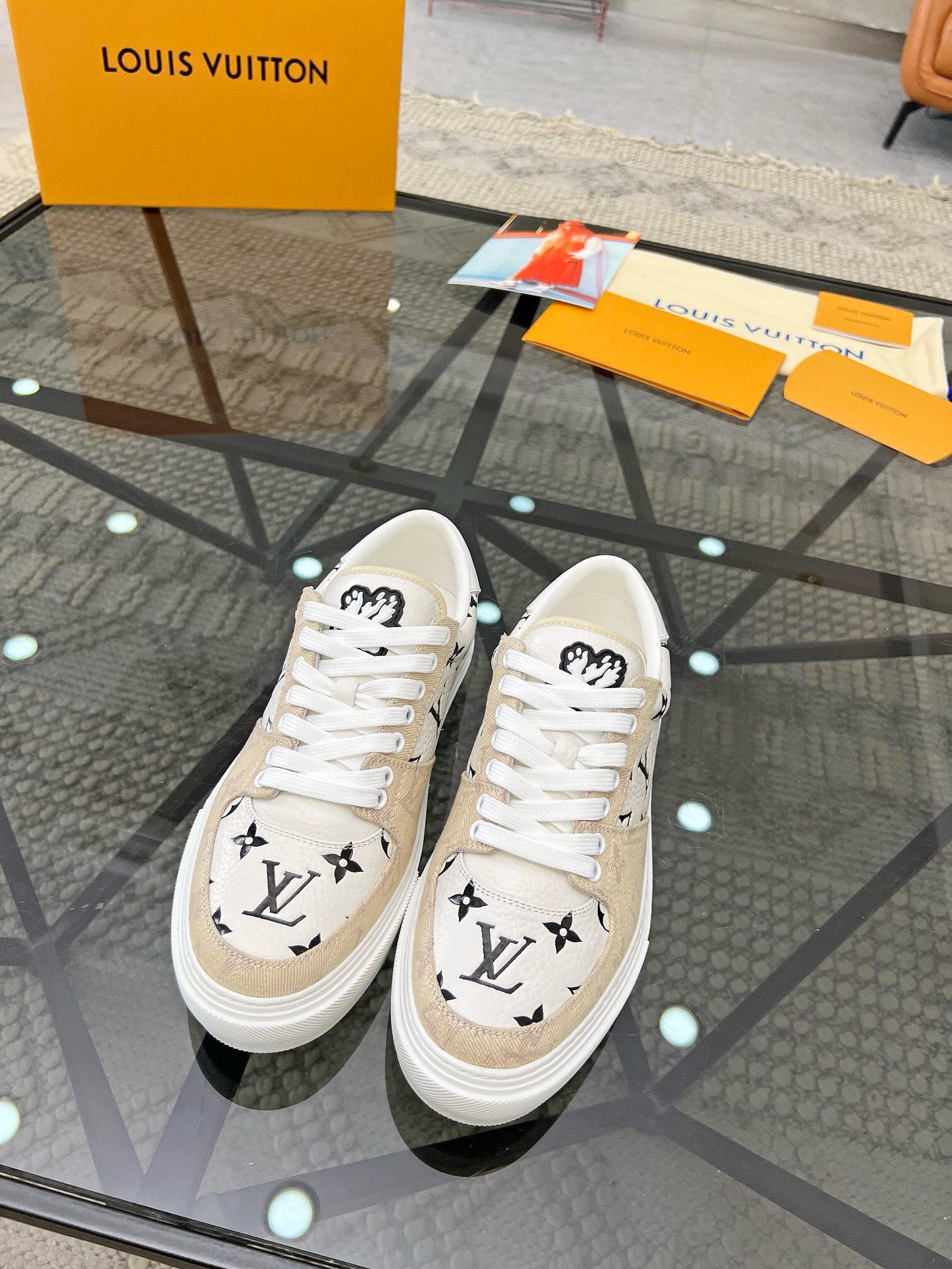 NO:216553,Brand LOUIS VUITTON original color matching code number 39-44 customized 38.45 price Material Louis Vuitton latest catwalk model - first time coming from youth, creative future. New products are released in the early spring series. Not only does it uniformly maintain a low-key and steady pace, but it also injects some adventure elements into the street style to reflect a unique style. It highlights the trendy and cool personality style, and wonderfully interprets the fashion authenticity from a childlike perspective. Cowhide color printed upper   cowhide inner   private model outsole, Louis Vuitton, louis vuitton, louis vuitton, cowhide19860909品牌LOUIS VUITTON 颜色原版配色 码数39-44定做38.45 价格 材质路易威登最新走秀款－抢先上 源自青春,创意未来.早春系列发布新品.不仅统一保持低调沉稳的步调,还在街头风格中注入一些探险元素,体现独特的风格.彰显潮酷个性风格,以童心视角绝妙演绎时尚本真 牛皮彩印鞋面＋牛皮内里＋私模大底,路易威登,louis vuitton,louis vuitton,cowhide,Men's shoes