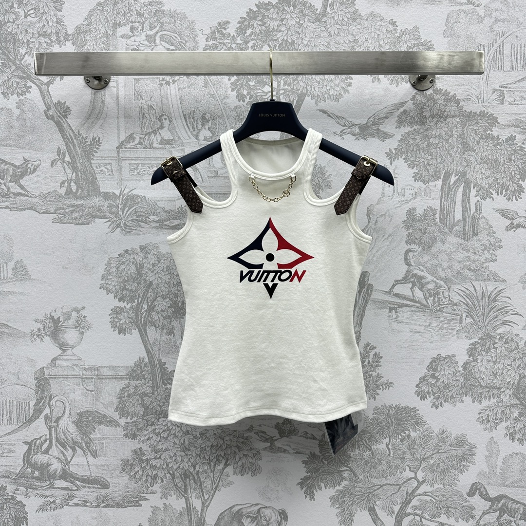 NO:696623,Louis Vuitto* new arrival, leaky shoulder cotton vest, customized YB imported twill cotton material, comfortable and breathable next to skin, full of elasticity, decorated with active four-leaf clover printing pattern, novel personality, round neck with adjustable presbyopic leather buckle, leaky shoulder design, unique and fashionable, development of surface accessories, slightly waisted vest tailoring to outline the waistline, slim and stylish, chain letter print pattern on the collar, high-end textured item, high version 2 colors,, louis vuitton,19860909Louis Vuitto*新品上架漏肩棉质背心定制YB进口斜纹全棉材质 贴肤舒适透气 弹力十足 沿用活性四叶草印花图案装饰 个性新颖 圆领搭配可调节老花皮革扣漏肩设计 独特时髦 面辅料开发 微收腰背心剪裁勾勒腰线 显瘦洋气 领口链条字母印花图案 高级显质感单品  高版本2色,,louis vuitton,,Women's clothing