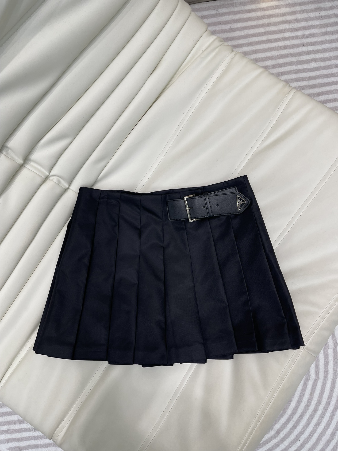 NO:308074,Prad*25 spring and summer new triangular belt pleated short skirt, white and rich and beautiful must-have item!  The waist-buckle belt one-piece apron is simple and yet has a sense of design, and it is sweet and cool girlish style classic and fashionable!  A magical tool for long legs!  Workmanship quality depends on details.SML, prada, skirts, alexander wang19860909Prad*25春夏新品三角标腰带压褶短裙,白富美必入单品！腰间搭扣皮带一片式围裙简约又不失设计感,减龄甜酷少女风经典又时髦！大长腿神器！做工品质看细节.SML,,prada,skirts,alexander wang,Women's clothing