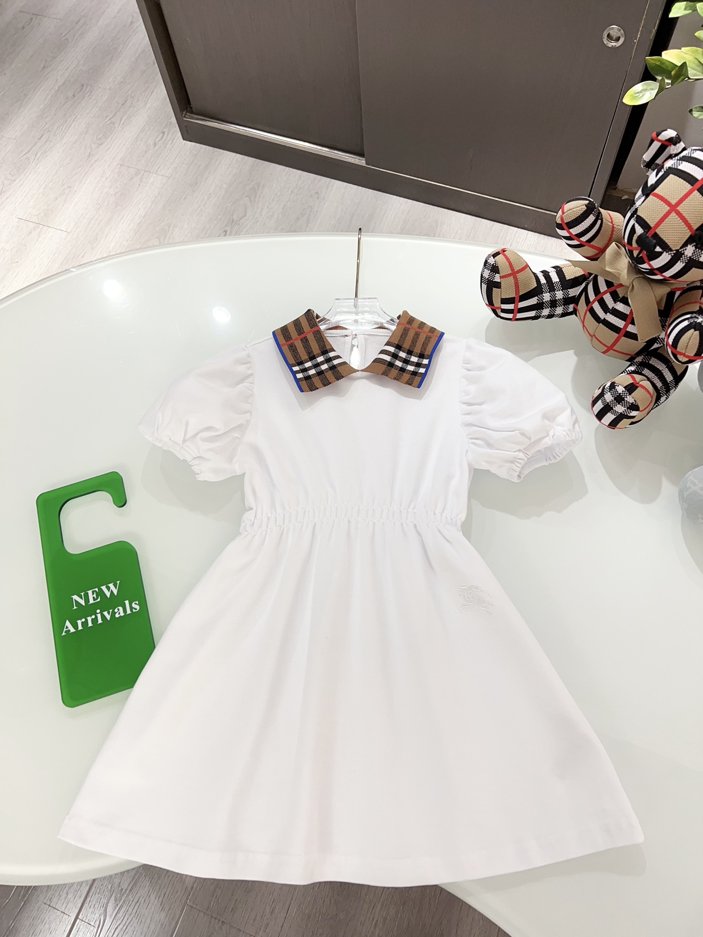 Vestido original personalizado, confeccionado en tejido piqué de algodón, con cuello a cuadros Burberry. Cierre trasero…
