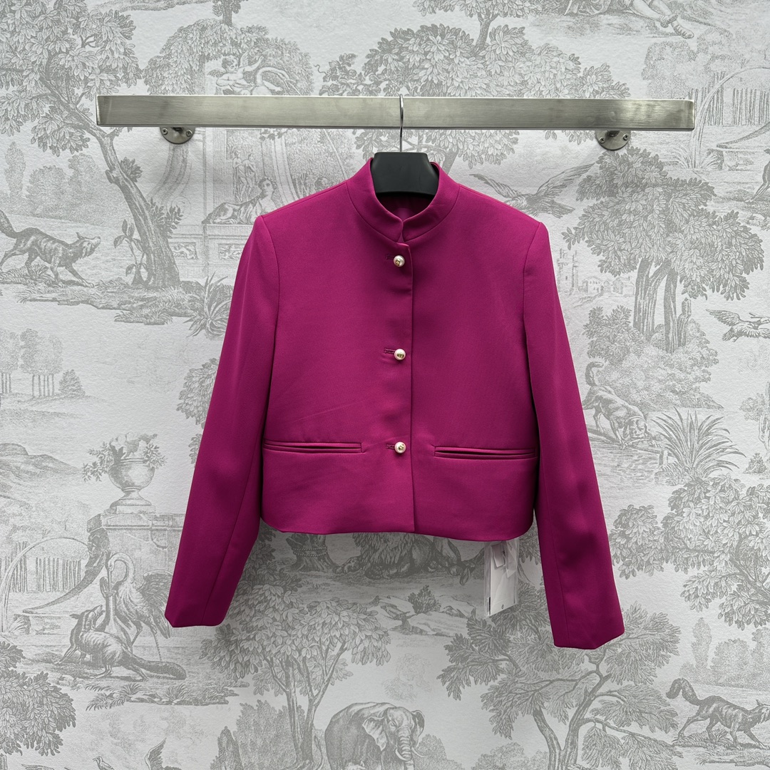 NO:696621,Dio* new product launch stand-up collar suit jacket customized YB imported material. The texture is smooth and smooth. It is comfortable against the skin. High-end simple solid color. With exquisite CD pearl buttons. Exquisite and elegant. The pearl buttons on the cuffs echo. Surface accessories development. Classic small Western-style tailoring. The upper body modifies the body. High-end temperament. You will not regret buying this item for daily commuting. Can be paired with a series of skirts. The upper body effect is better as a set. High version 4 colors, dior, skirts, jackets & coats, business suit,19860909Dio*新品上架立领西装外套定制YB进口材质 质感光泽垂顺 贴肤舒适 高级简约纯色 搭配精致CD珍珠襟扣 精致优雅 袖口珍珠纽扣呼应 面辅料开发 经典小单西版型剪裁 上身修饰体型 高级气质 日常出街通勤都入手不后悔单品 可搭配系列半裙 成套上身效果更佳  高版本4色,,dior,skirts,jackets & coats,business suit,,Women's clothing